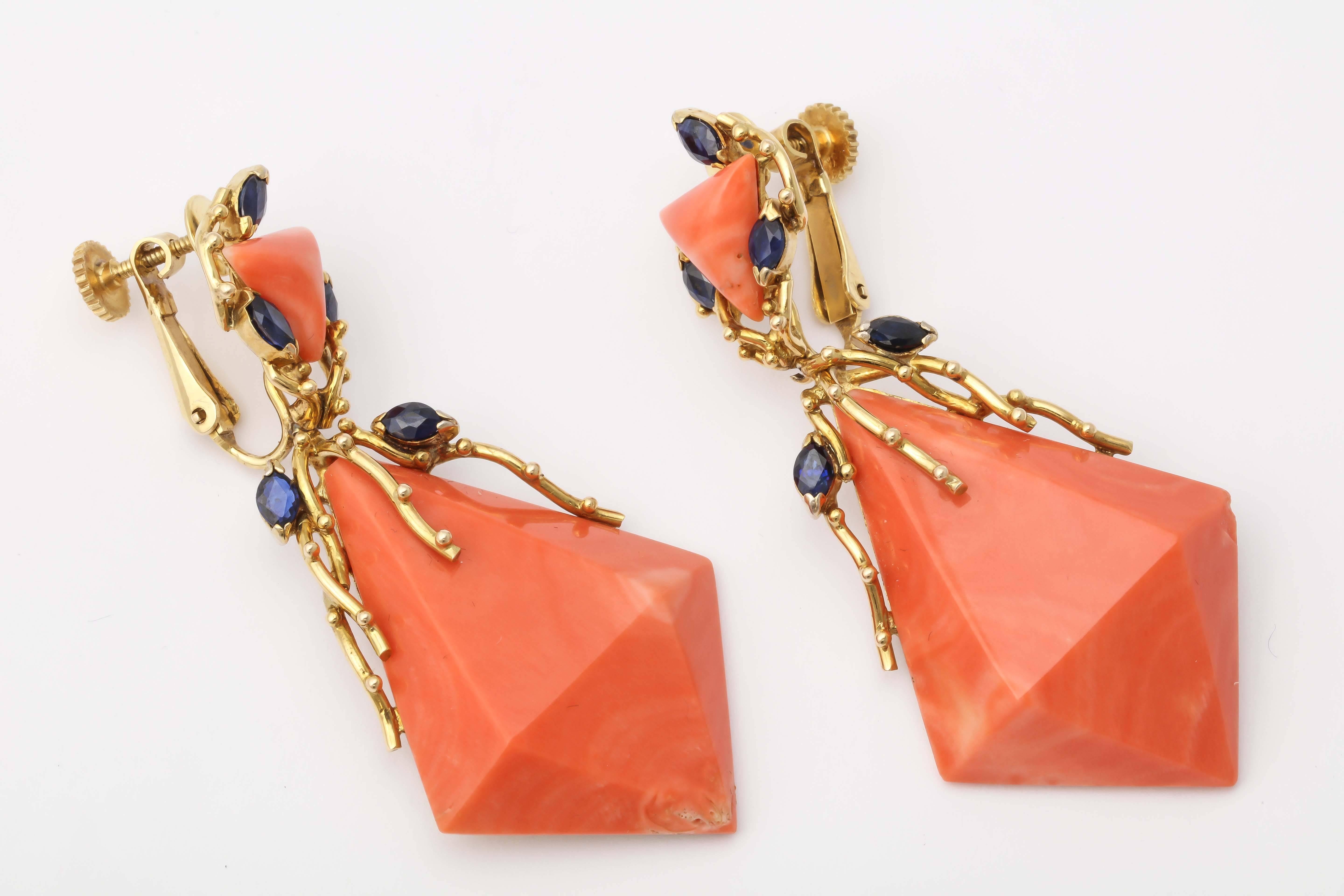 1960s Triangular Cut Faceted Coral Sapphire Gold Drop Earclips In Excellent Condition In New York, NY