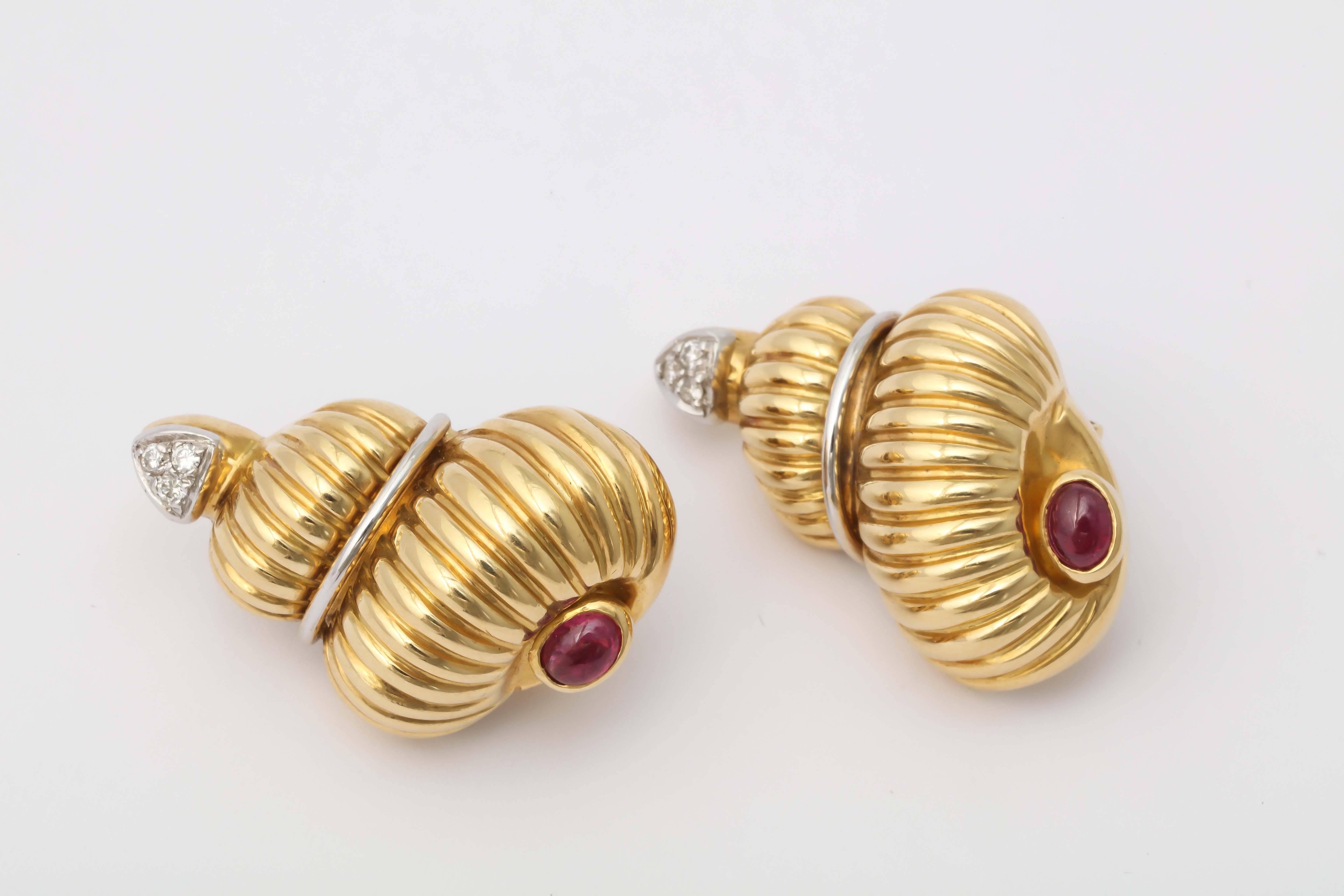 1980s Cabochon Ruby Diamonds Gold Figural Shell Earclips With Posts In Excellent Condition In New York, NY