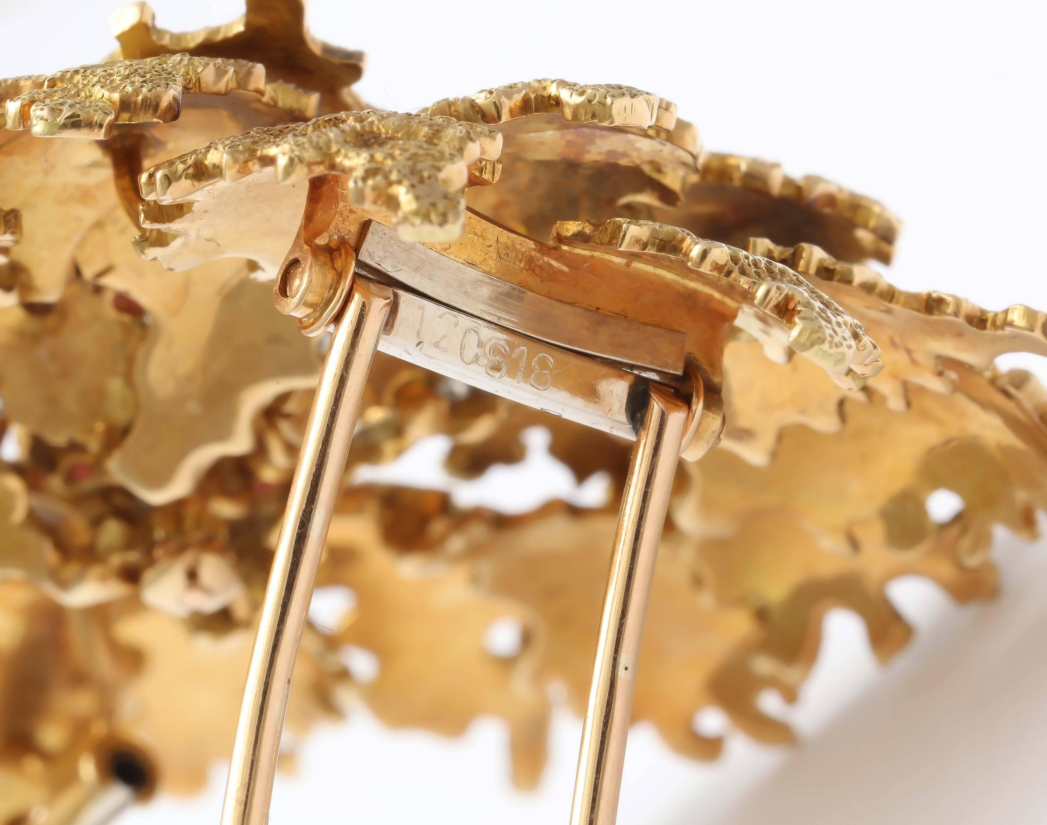 Clip floral français en or avec rubis, saphirs et diamants Excellent état - En vente à New York, NY