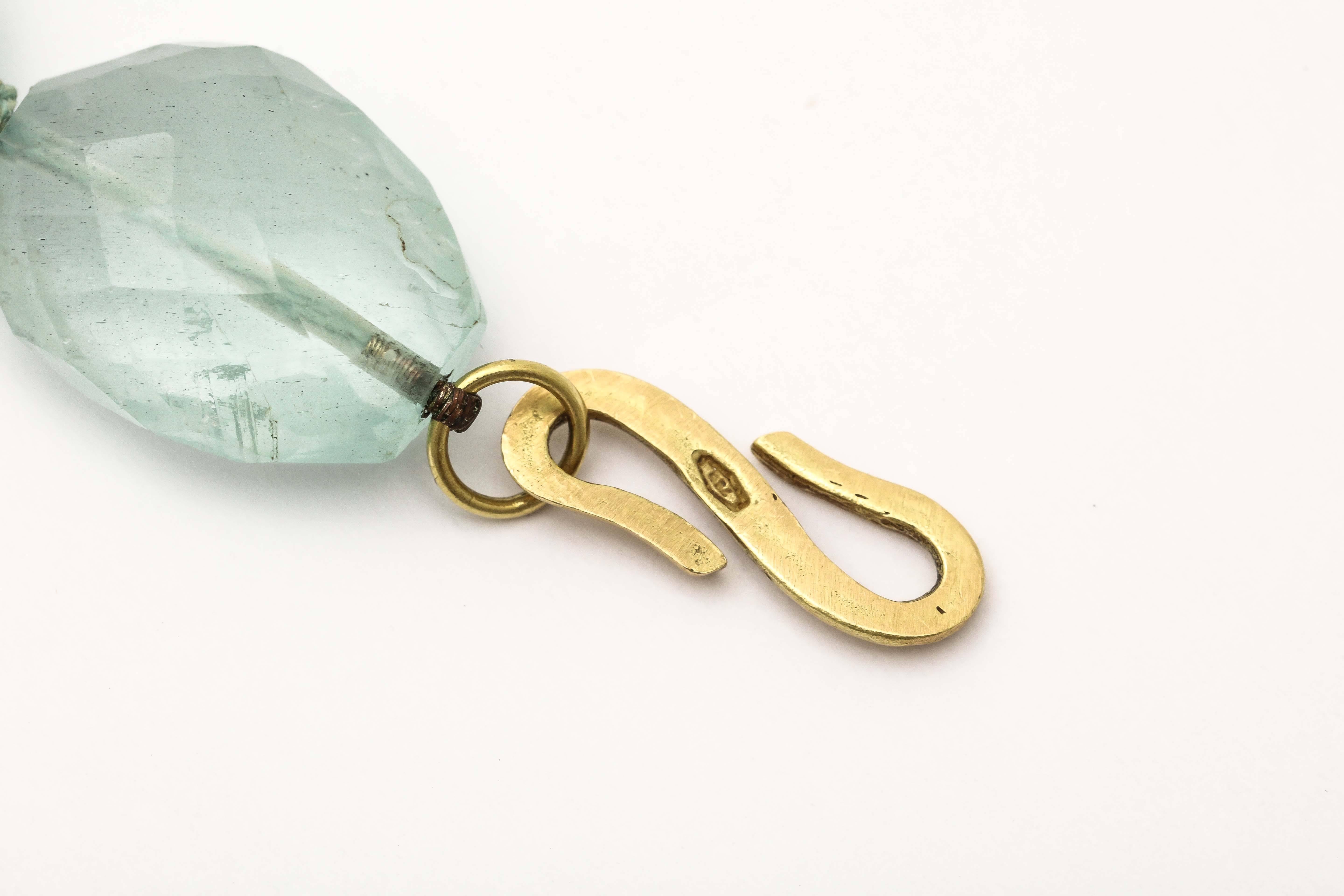 Facettierter Aquamarin Handgehämmerte Goldperlenkette 2