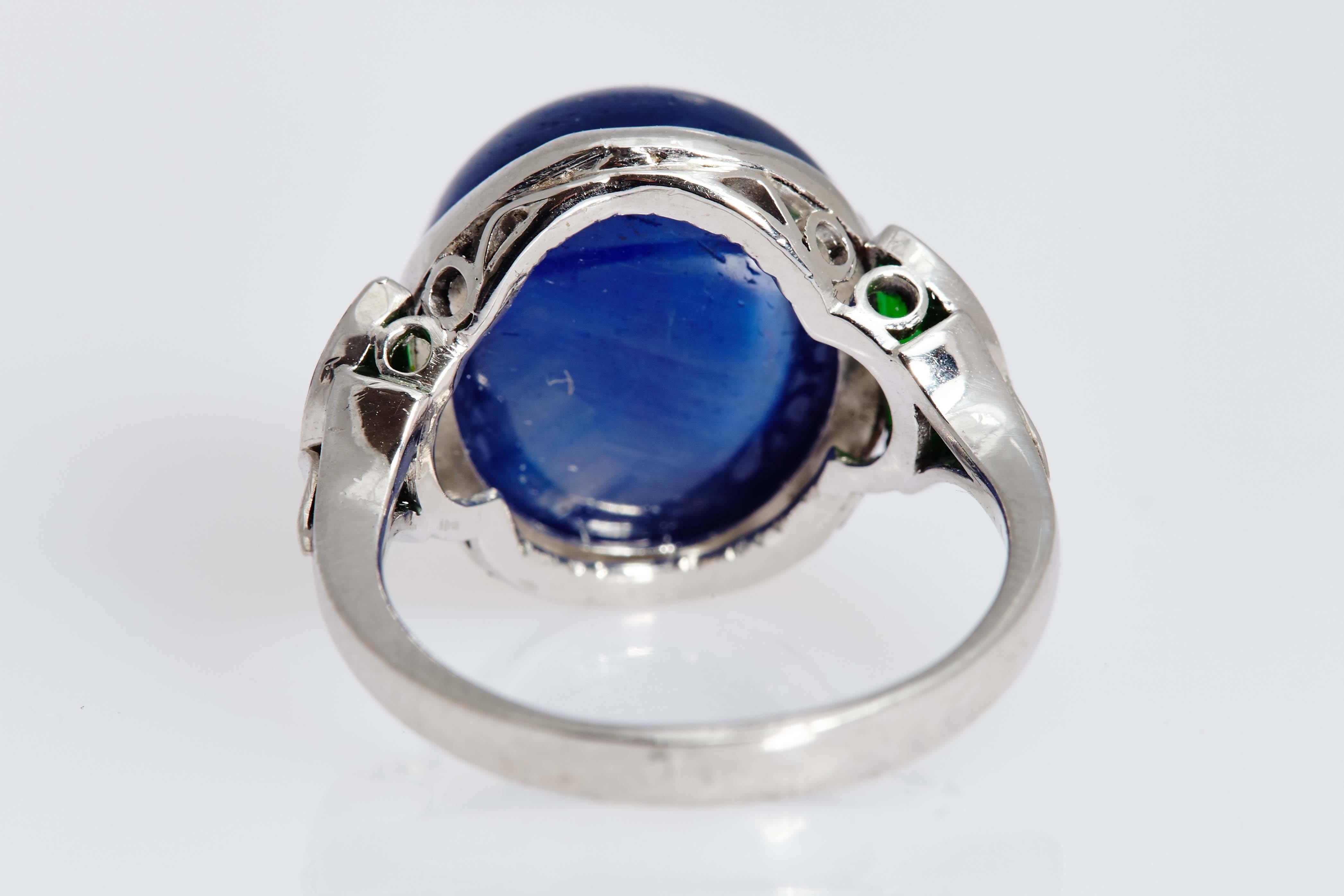 Cabochon Burma Sapphire Emerald Platinum Ring In Excellent Condition For Sale In New York, NY