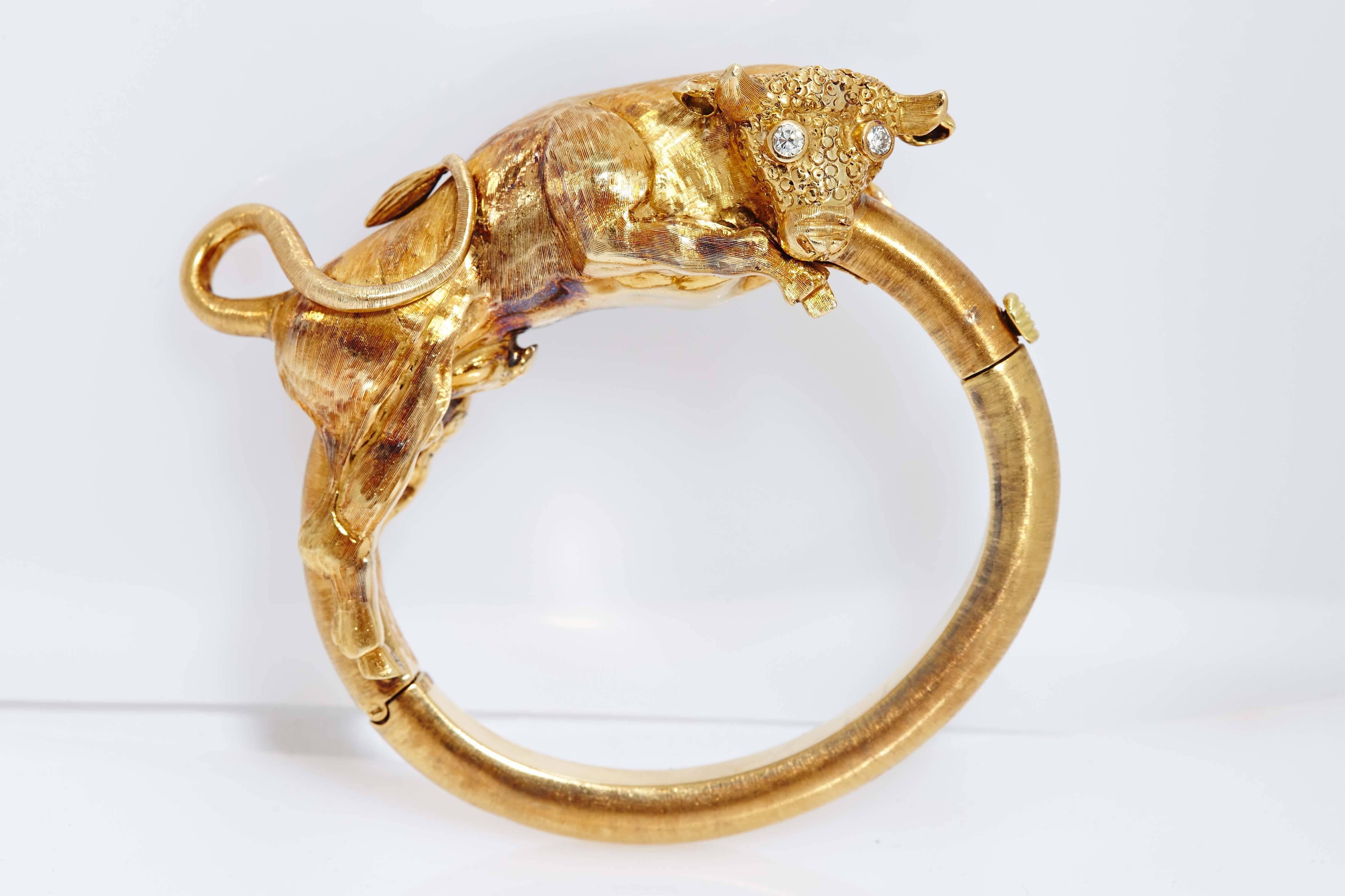 Bracelet taureau grec en or  Excellent état - En vente à New York, NY