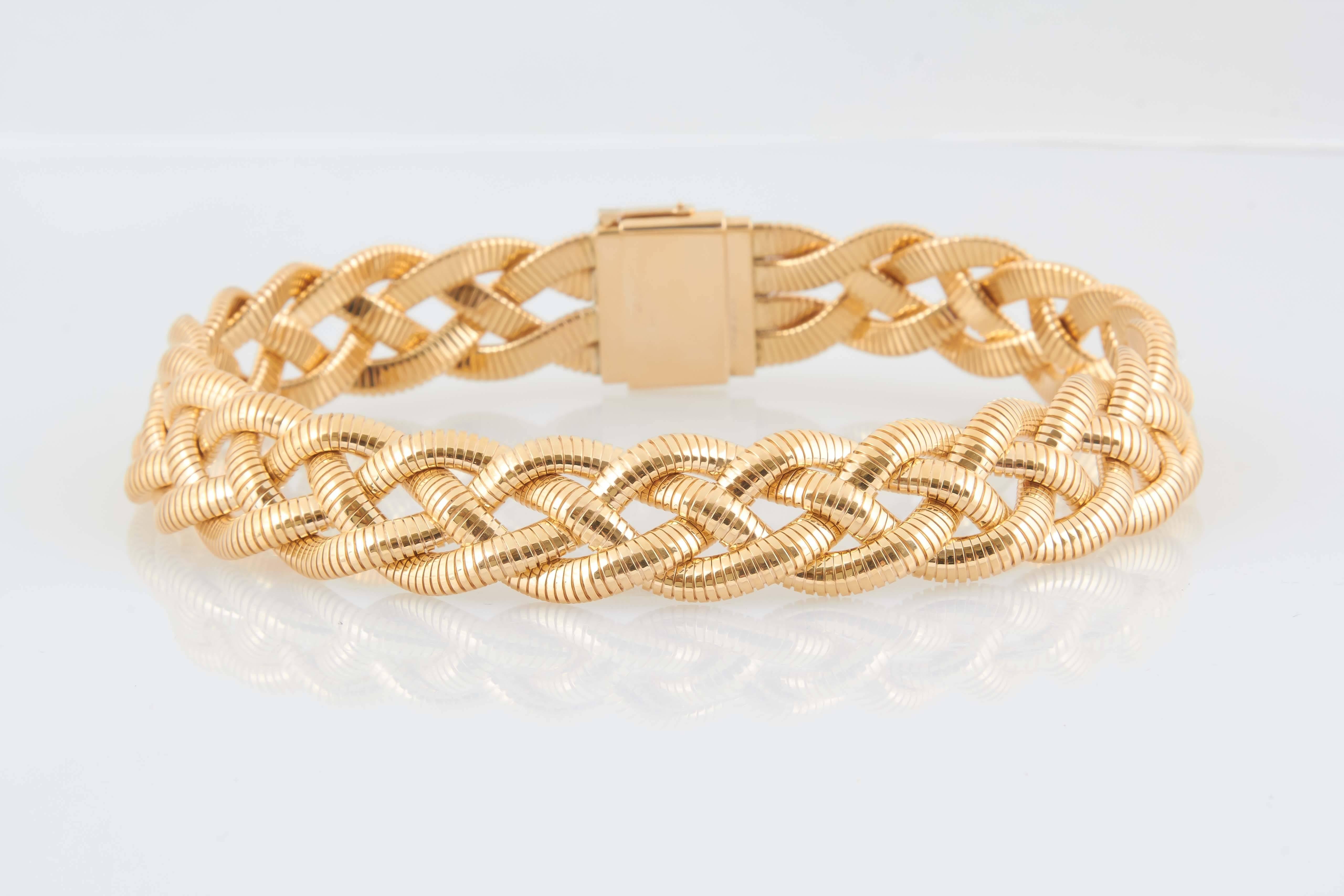 Tifanny Necklace finely crafted in 14k yellow gold. 121.6 grams.