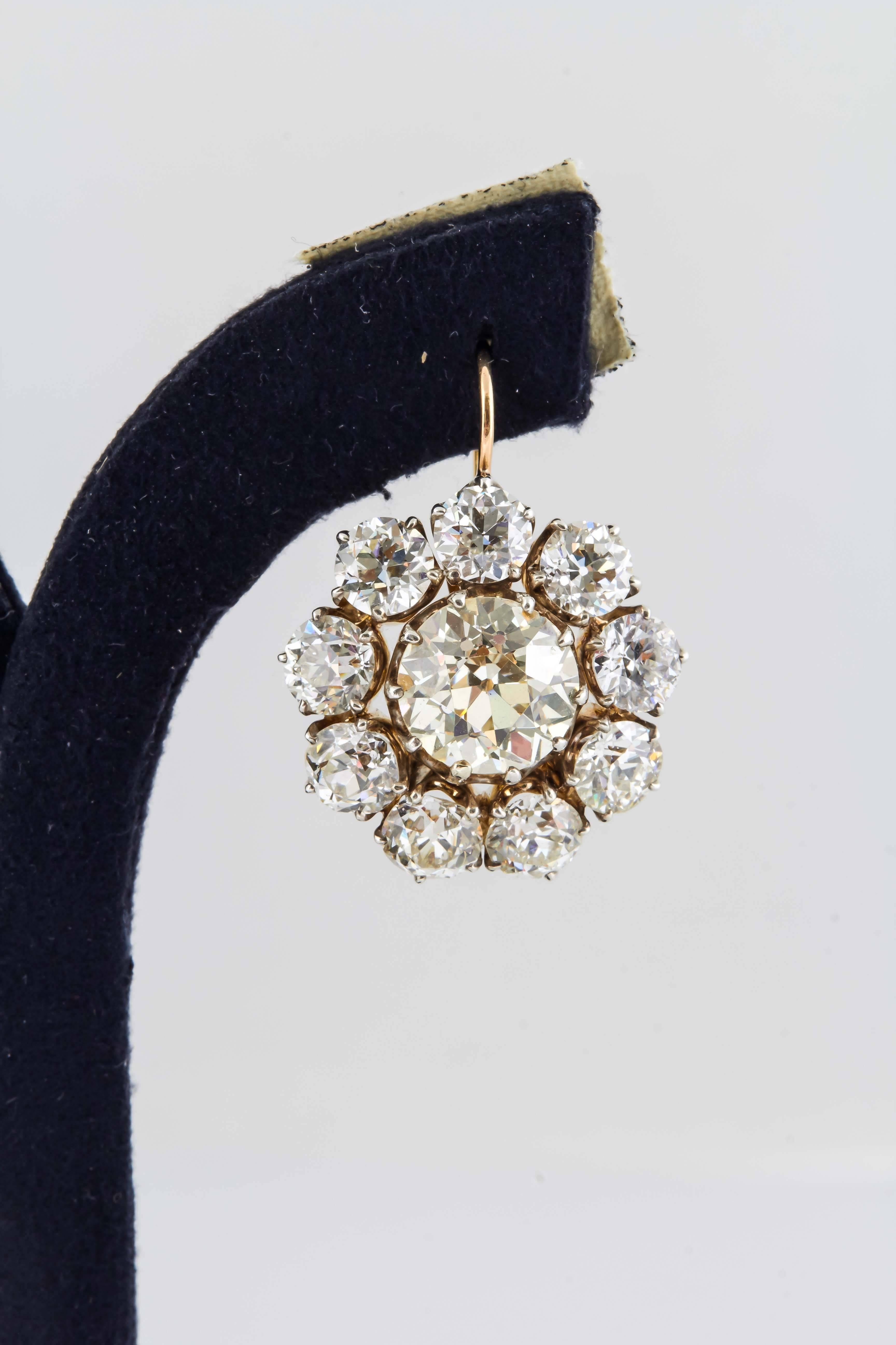 Art Deco Diamond Gold Daisy Cluster Earrings In Excellent Condition In New York, NY