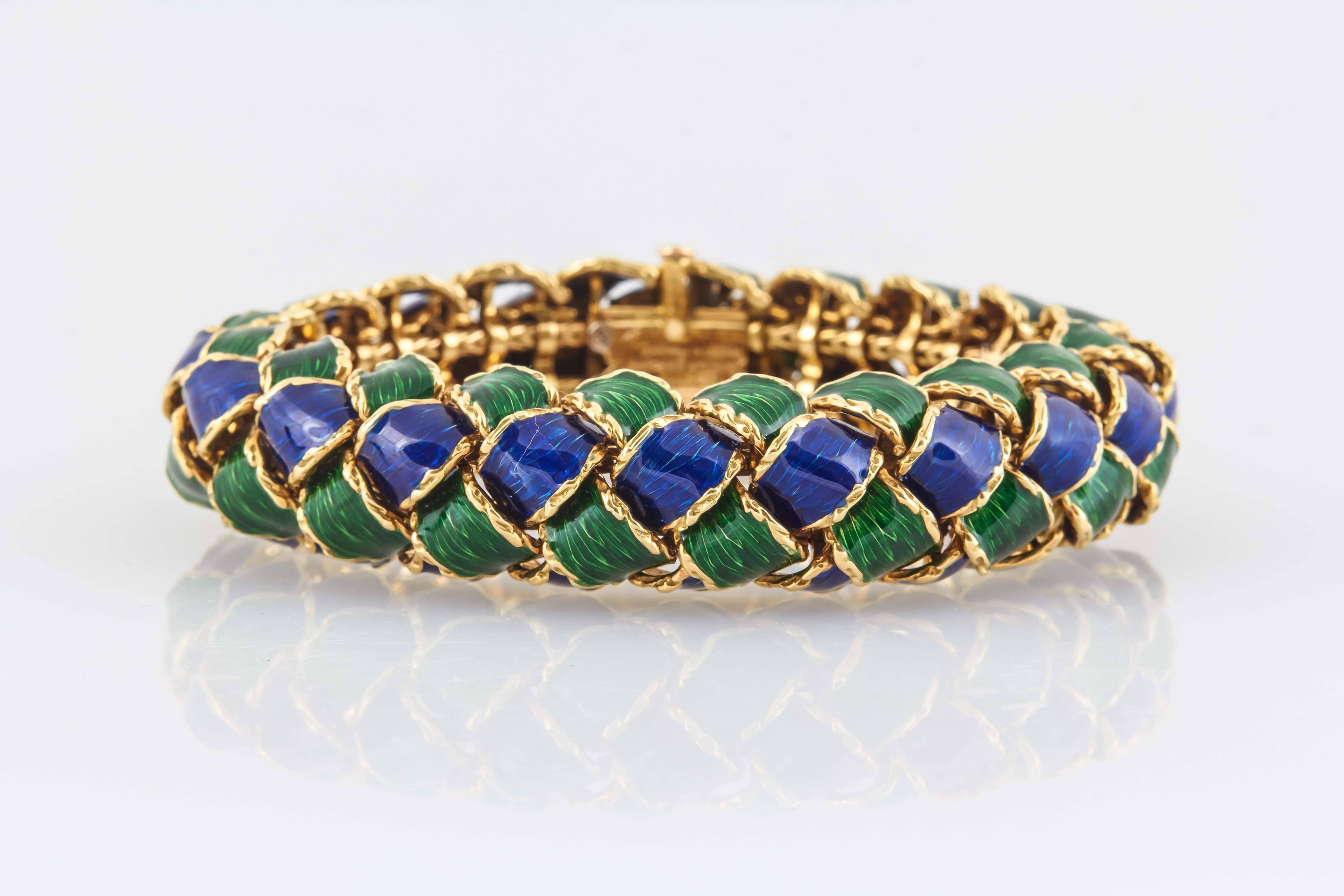 Beautiful Schlumberger bracelet finely crafted in 18k yellow gold, with a beautiful green and blue enamel, signed by Schlumberger
