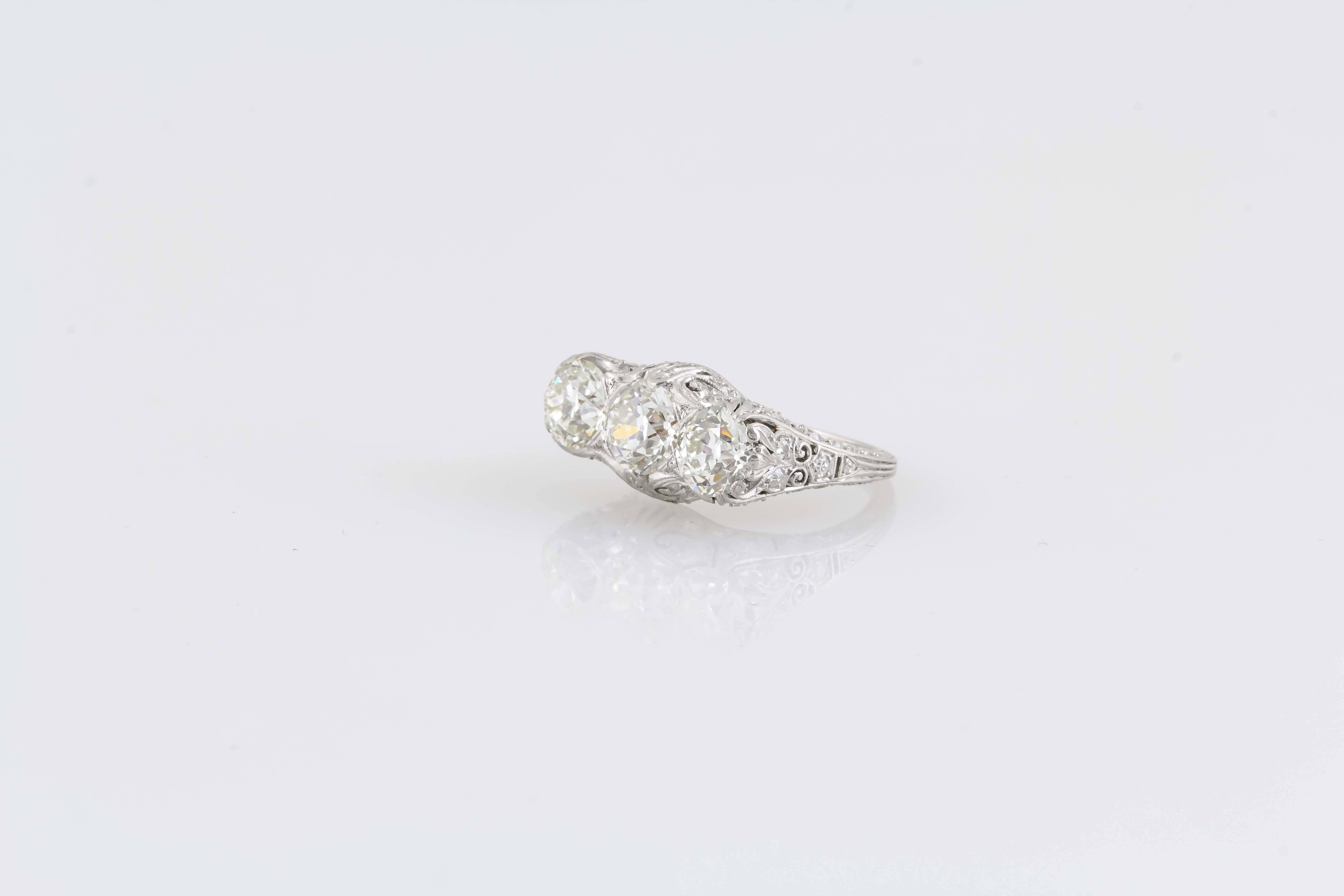 Edwardianischer dreisteiniger filigraner Diamant-Verlobungsring aus Platin im Zustand „Hervorragend“ in New York, NY