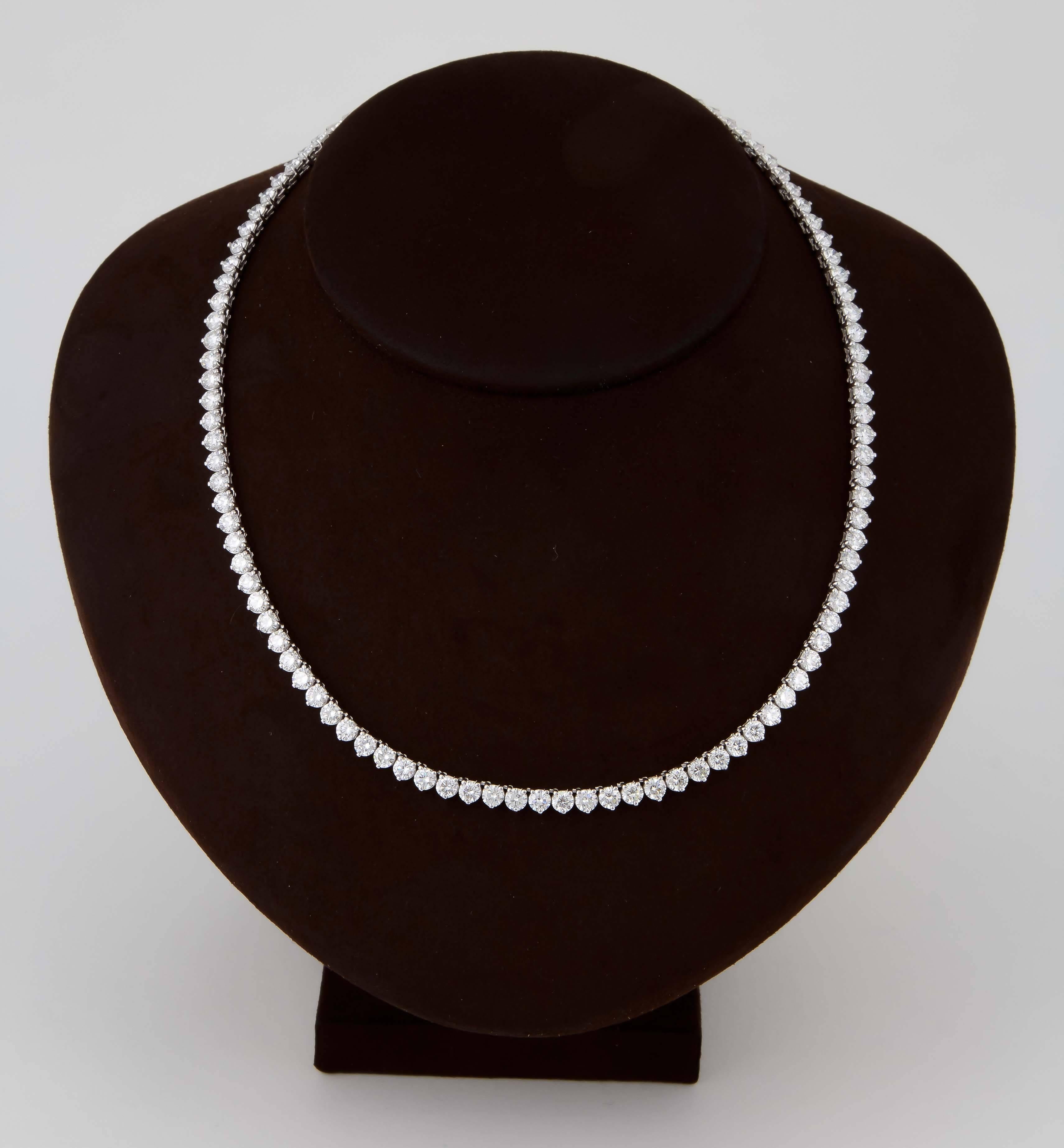 Feine dreizackige Diamant-Tennis-Halskette (Rundschliff) im Angebot