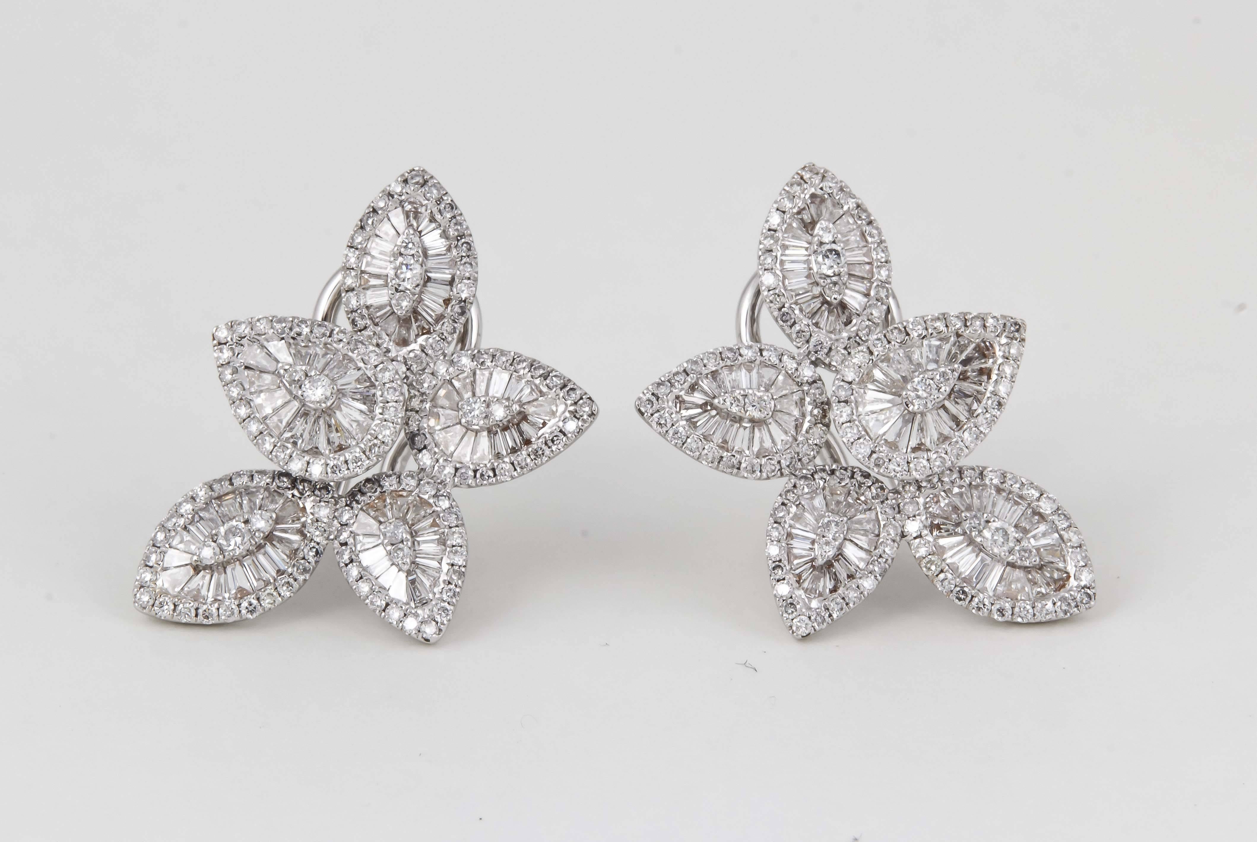 Superbes boucles d'oreilles en or avec grappe de diamants baguettes et ronds Neuf - En vente à New York, NY