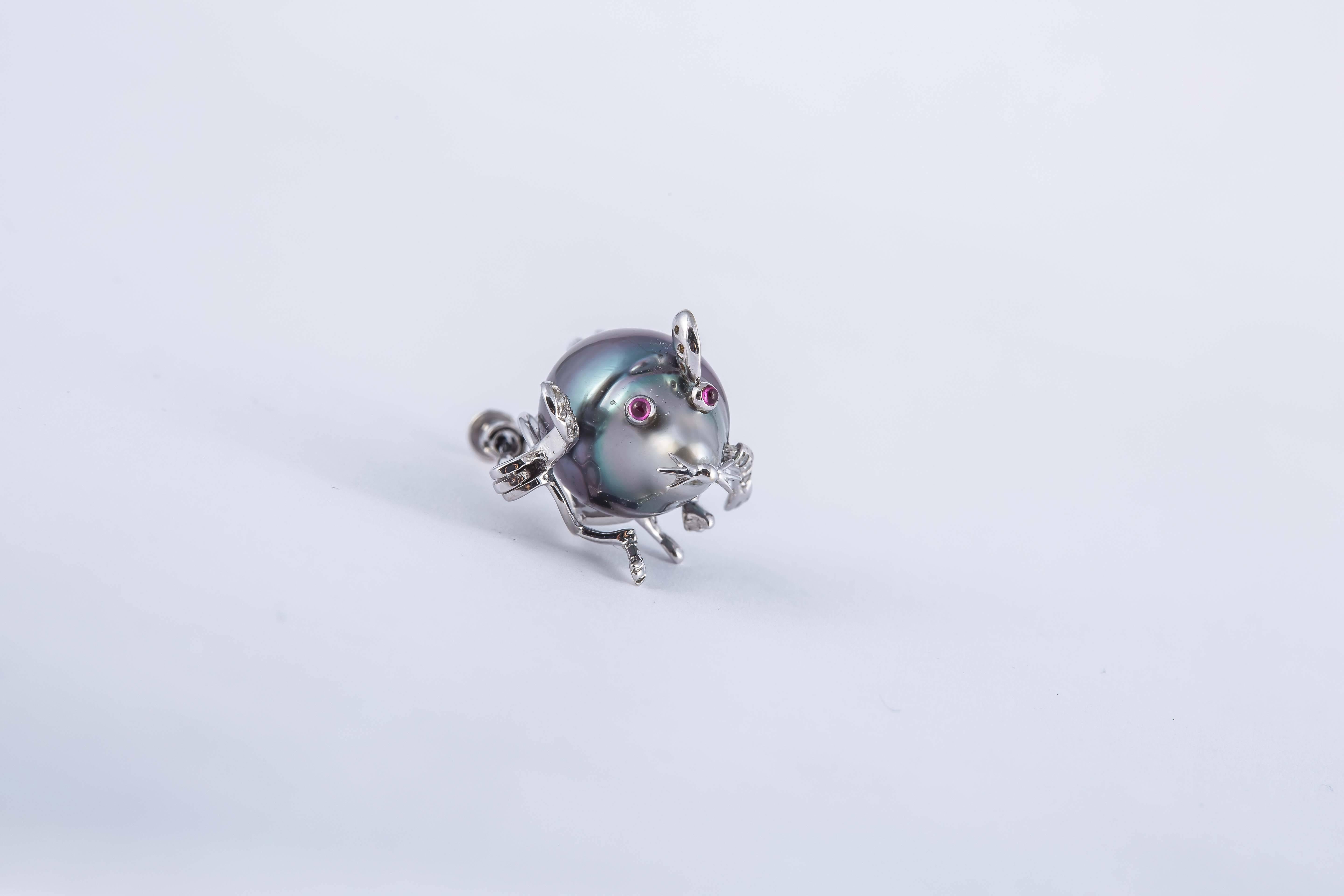 18 Karat Tahitian Baroque Pearl and Diamond Mouse Brooch In New Condition In New York, NY