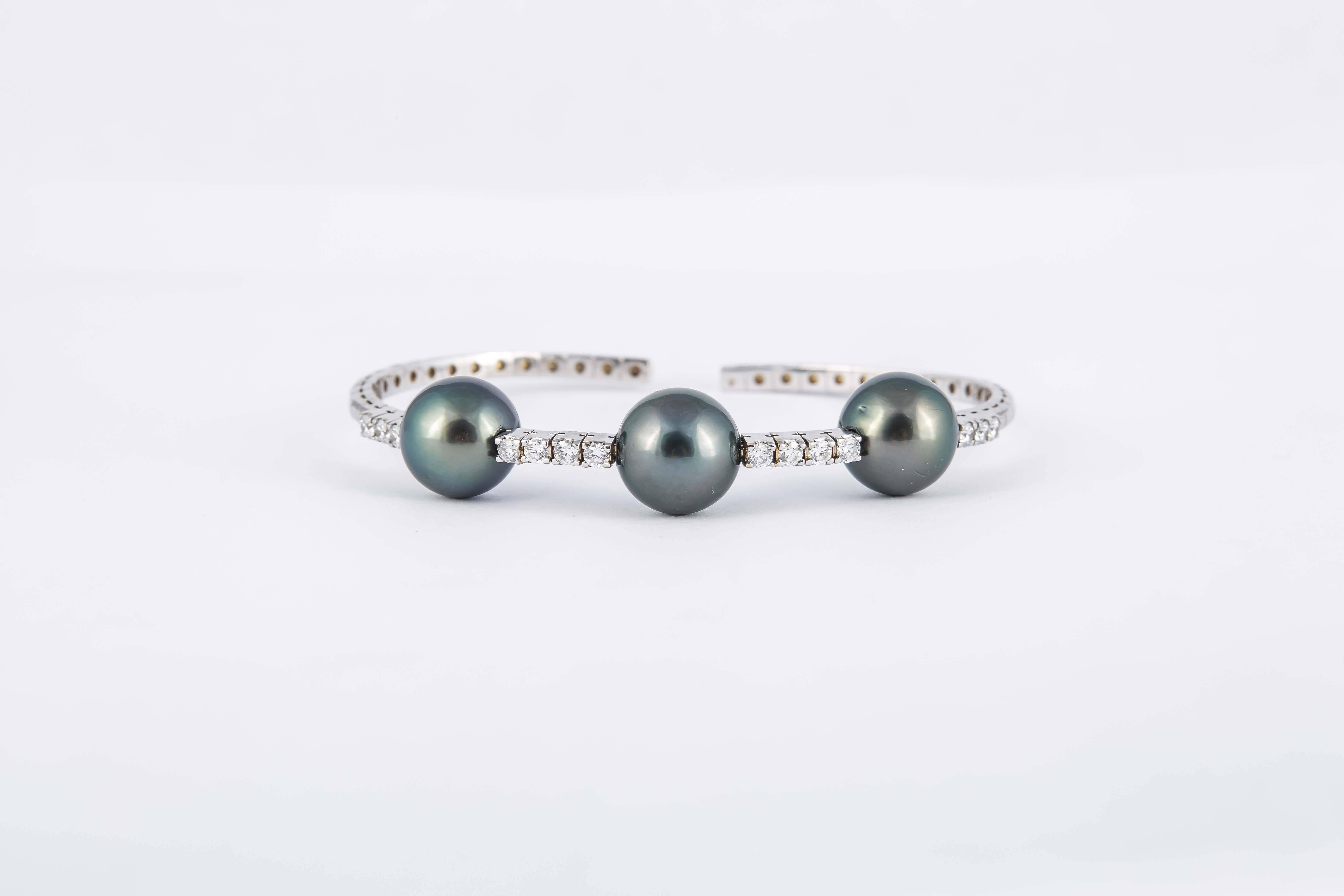 Tahitian Cultured Pearl 11+ mm
18K White Gold
Diamonds 0.74 cts.
