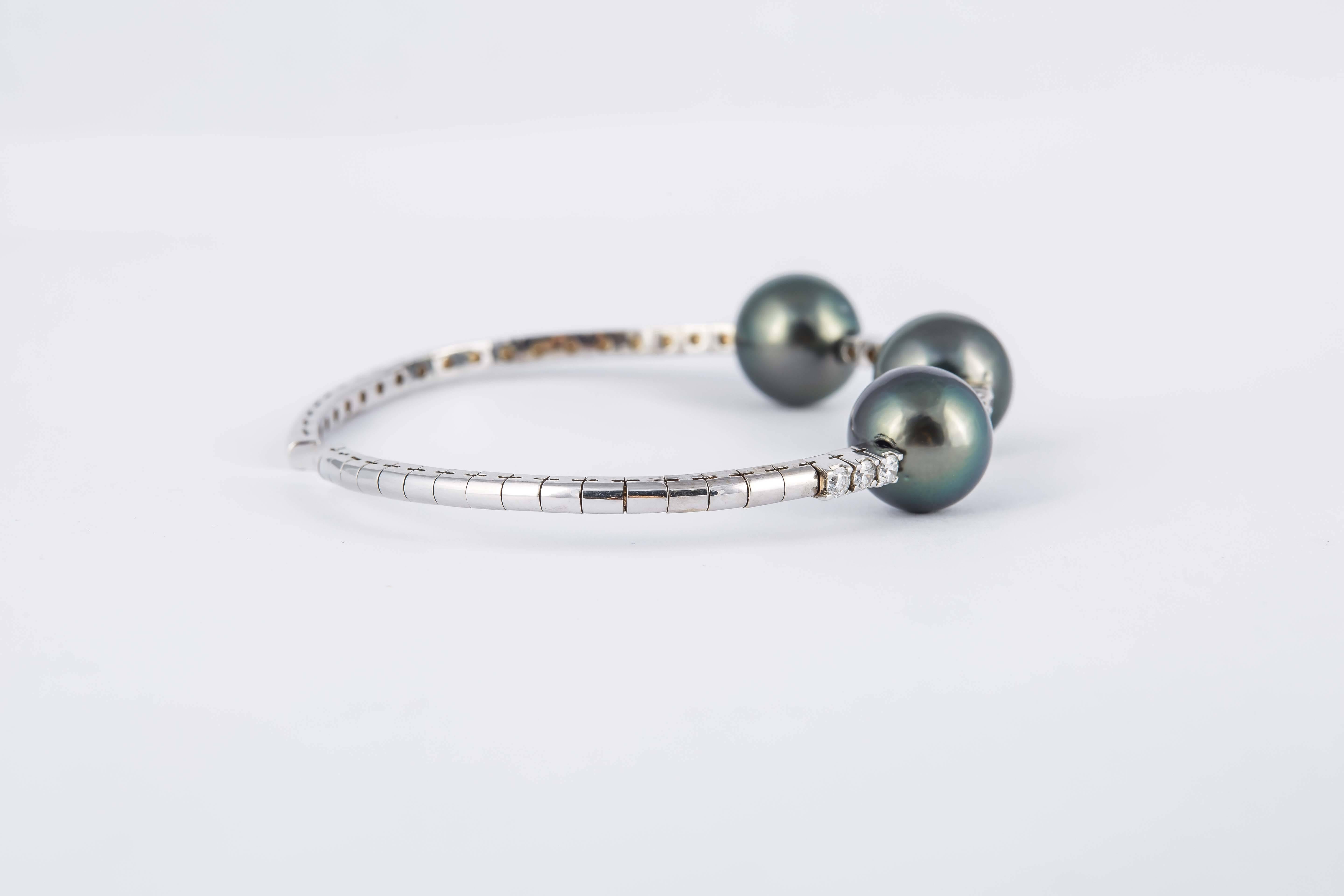Diamond & Pearl Bangle Bracelet In New Condition In New York, NY