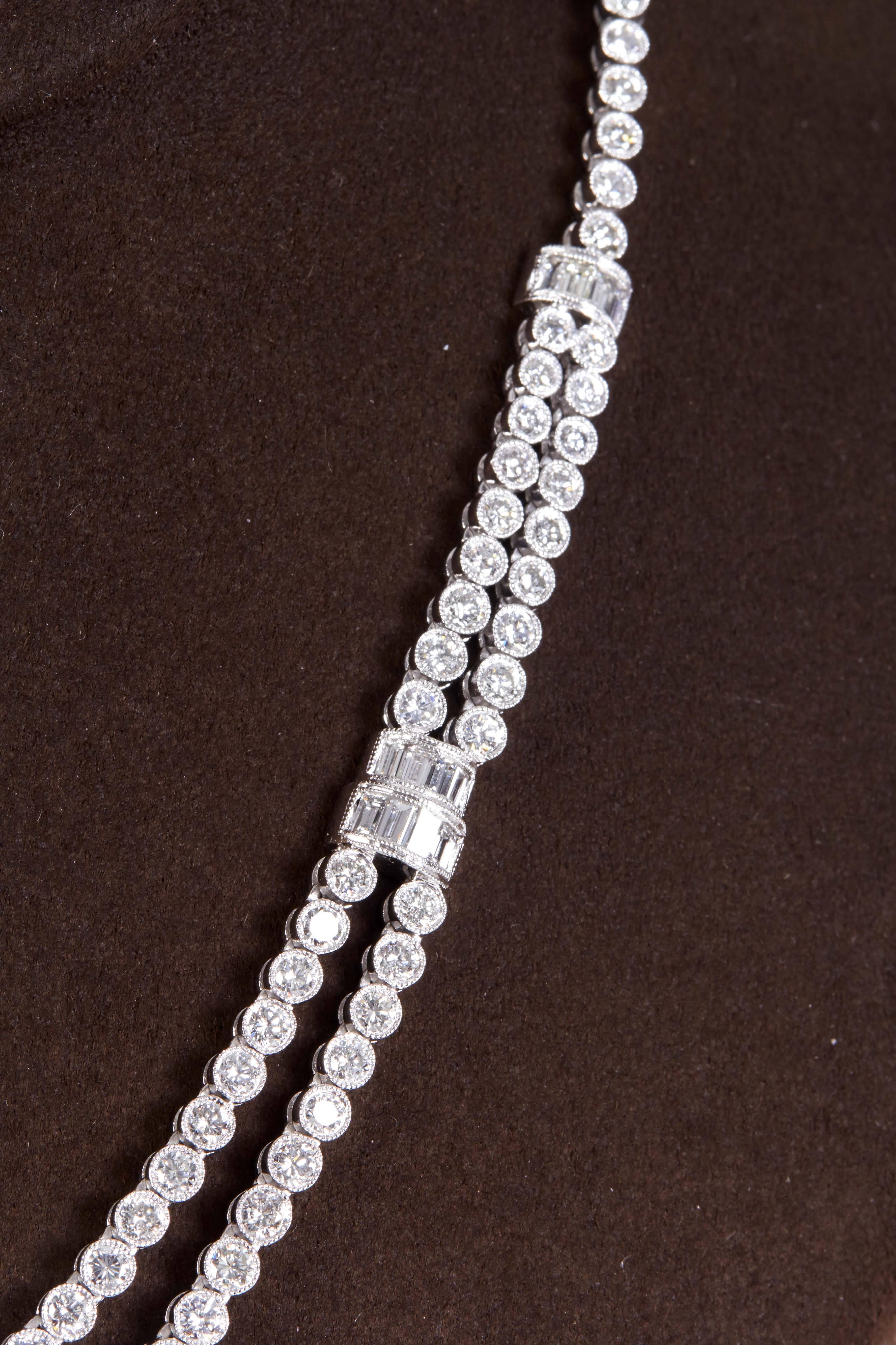 
Un collier de diamants intemporel avec une touche vintage.

11,64 carats de diamants ronds et baguettes F/G VS sertis en platine. 

Les diamants ronds sont sertis en chaton avec des perles.

Longueur d'environ 16 pouces qui peut être ajustée si