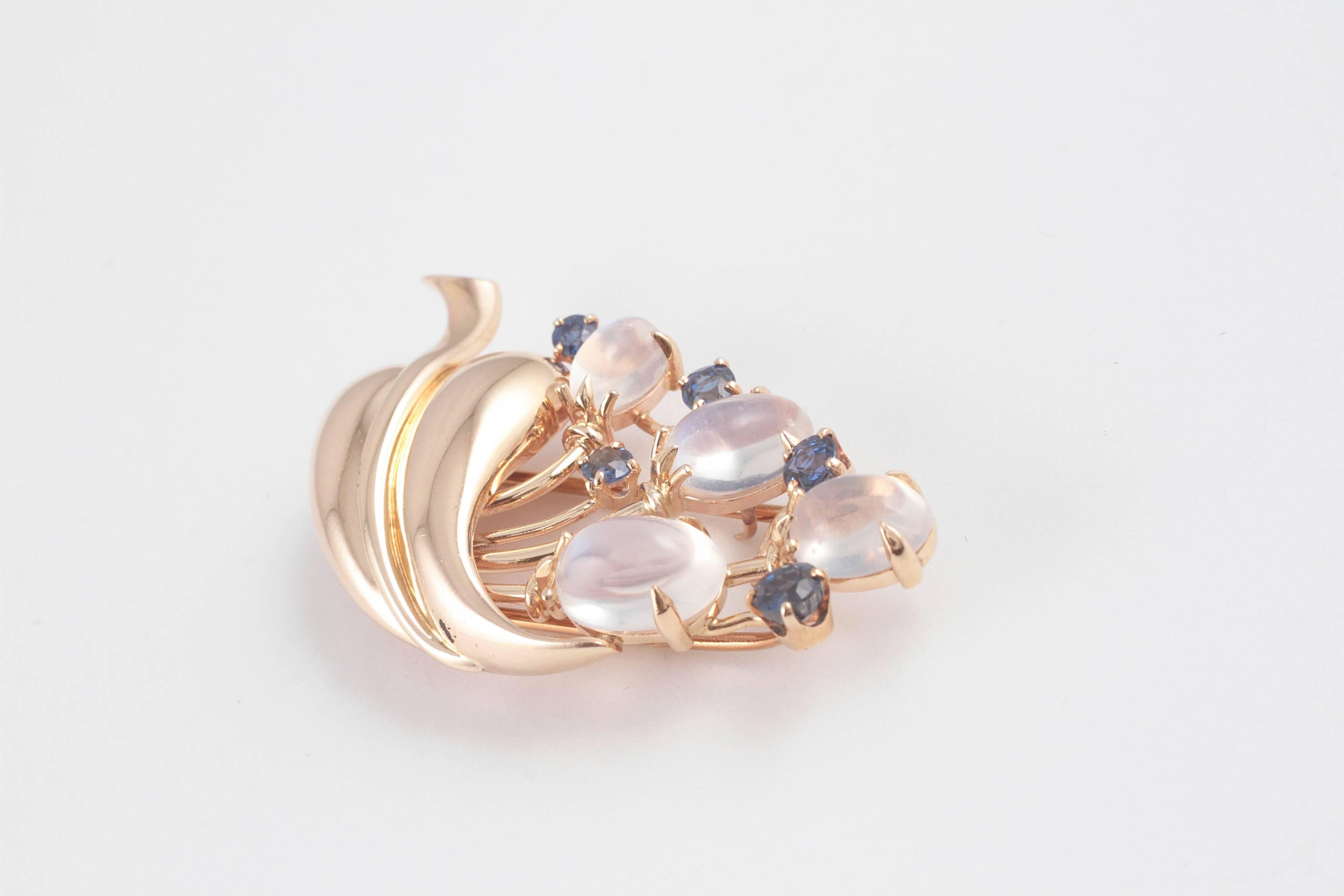 14 Karat Yellow Gold, Moonstone Blue Sapphire Brooch In Good Condition For Sale In Dallas, TX