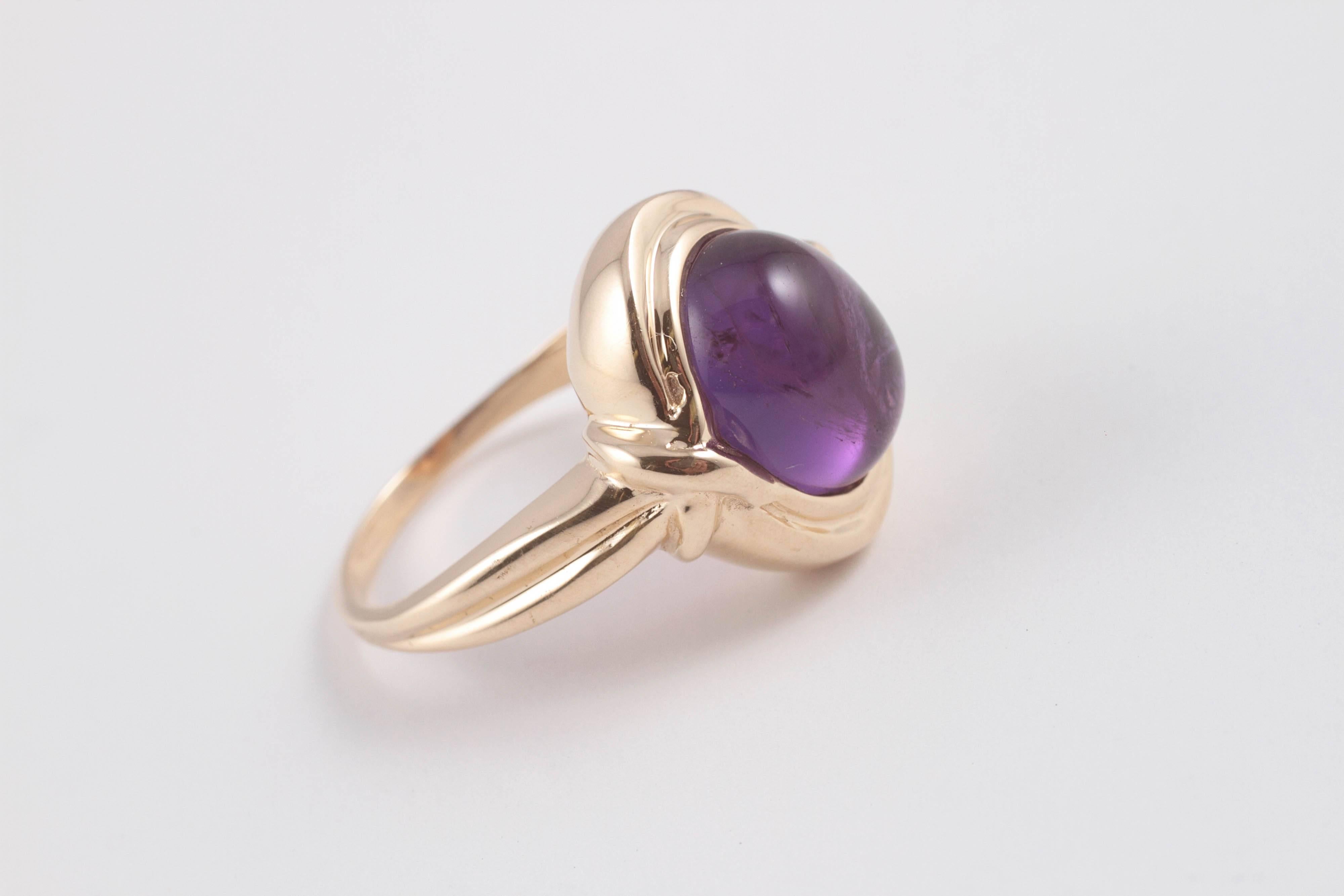 Contemporary Cabochon-cut amethyst gold ring