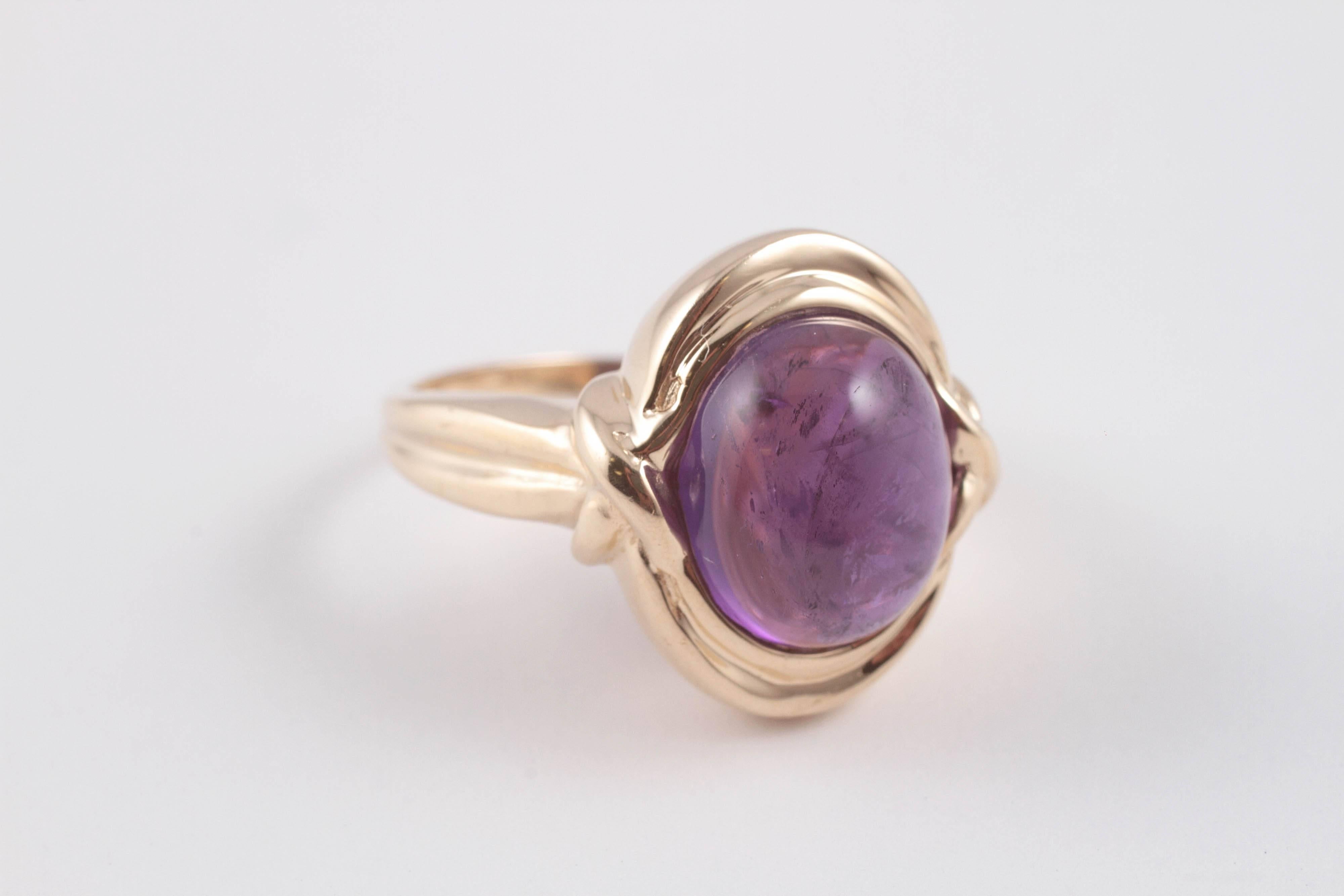 Cabochon-cut amethyst gold ring In Excellent Condition In Dallas, TX