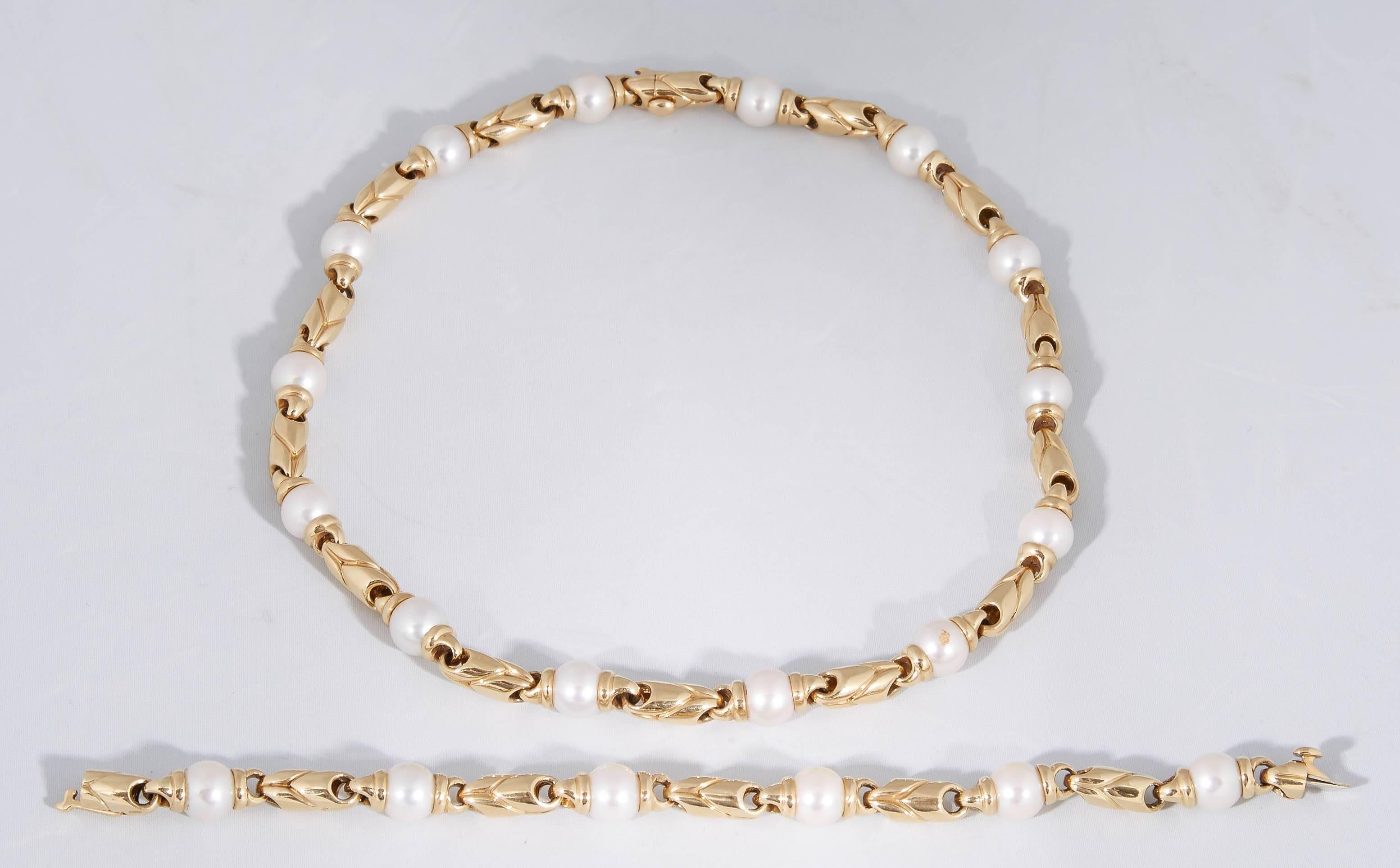 1980's Bulgari Pearl Necklace Bracelet Gold Combination Set In Excellent Condition In New York, NY