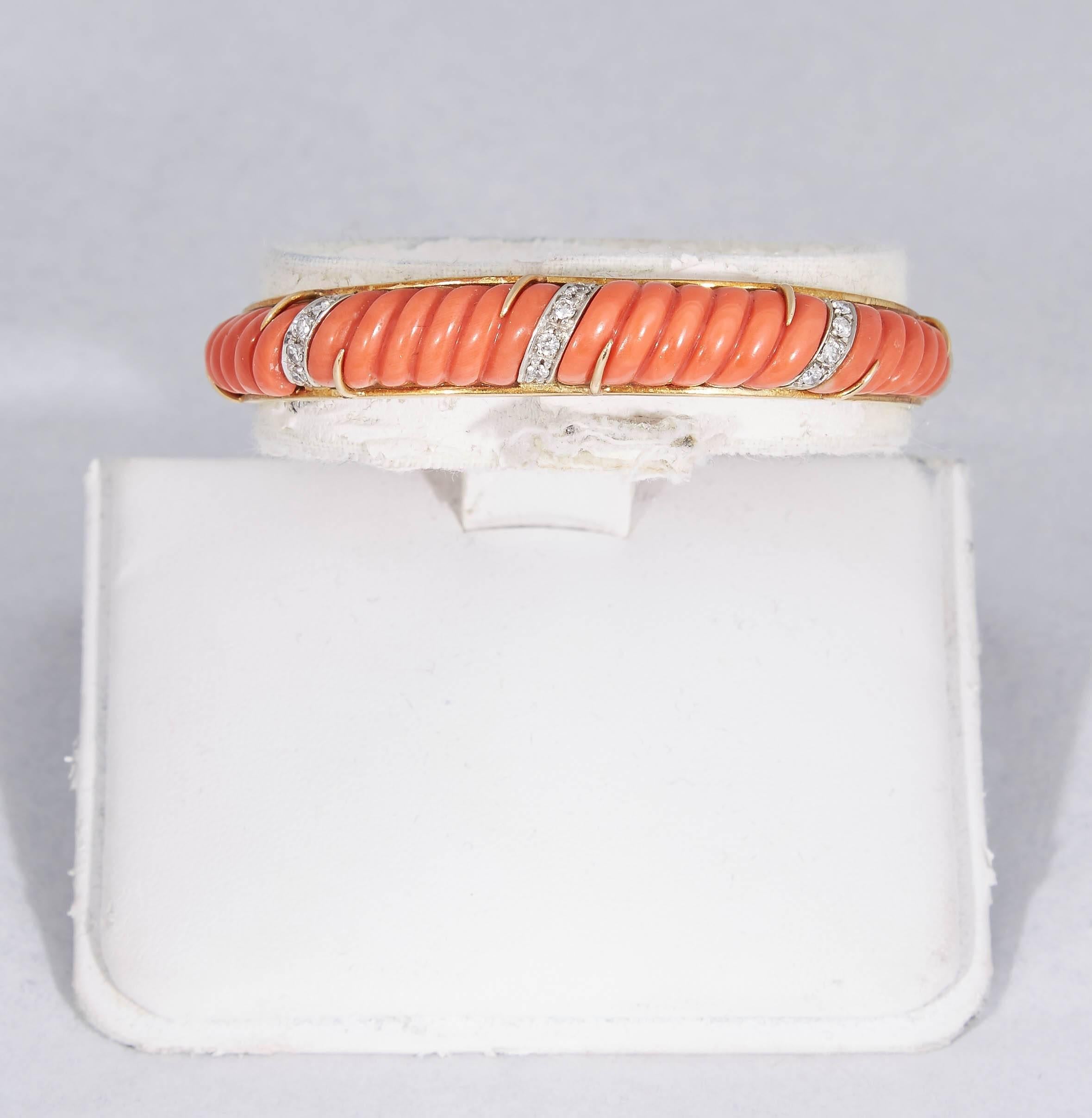 1960's Chic Fluted Coral Ridged Gold Bangle Bracelet With Diamonds In Excellent Condition In New York, NY