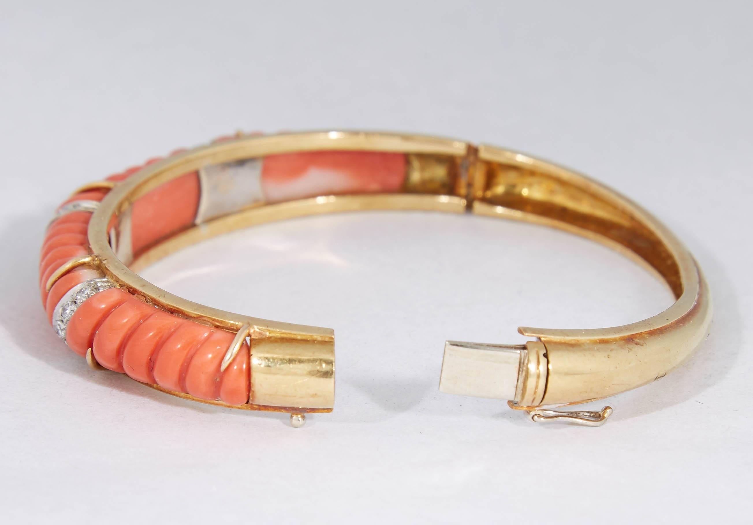 Women's 1960's Chic Fluted Coral Ridged Gold Bangle Bracelet With Diamonds