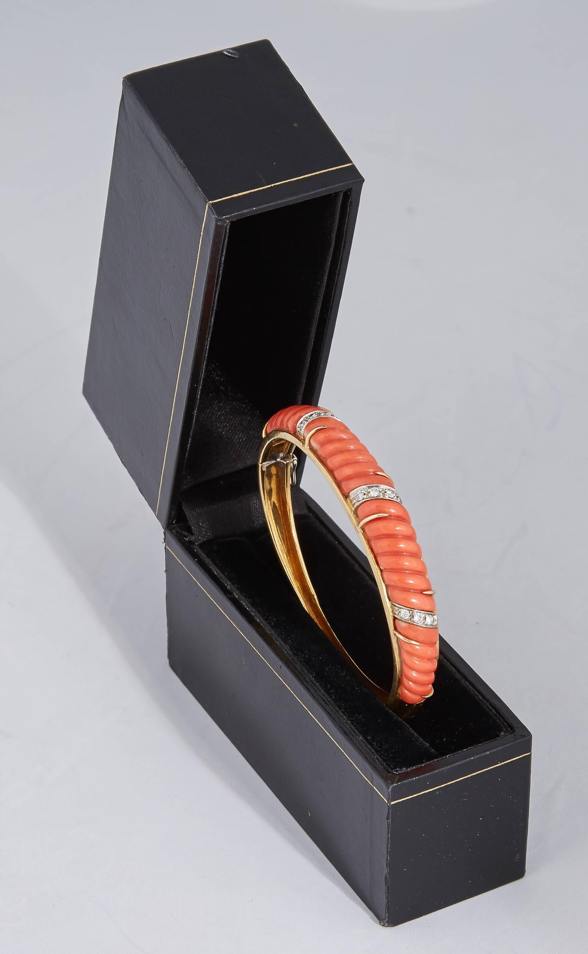 1960's Chic Fluted Coral Ridged Gold Bangle Bracelet With Diamonds 3