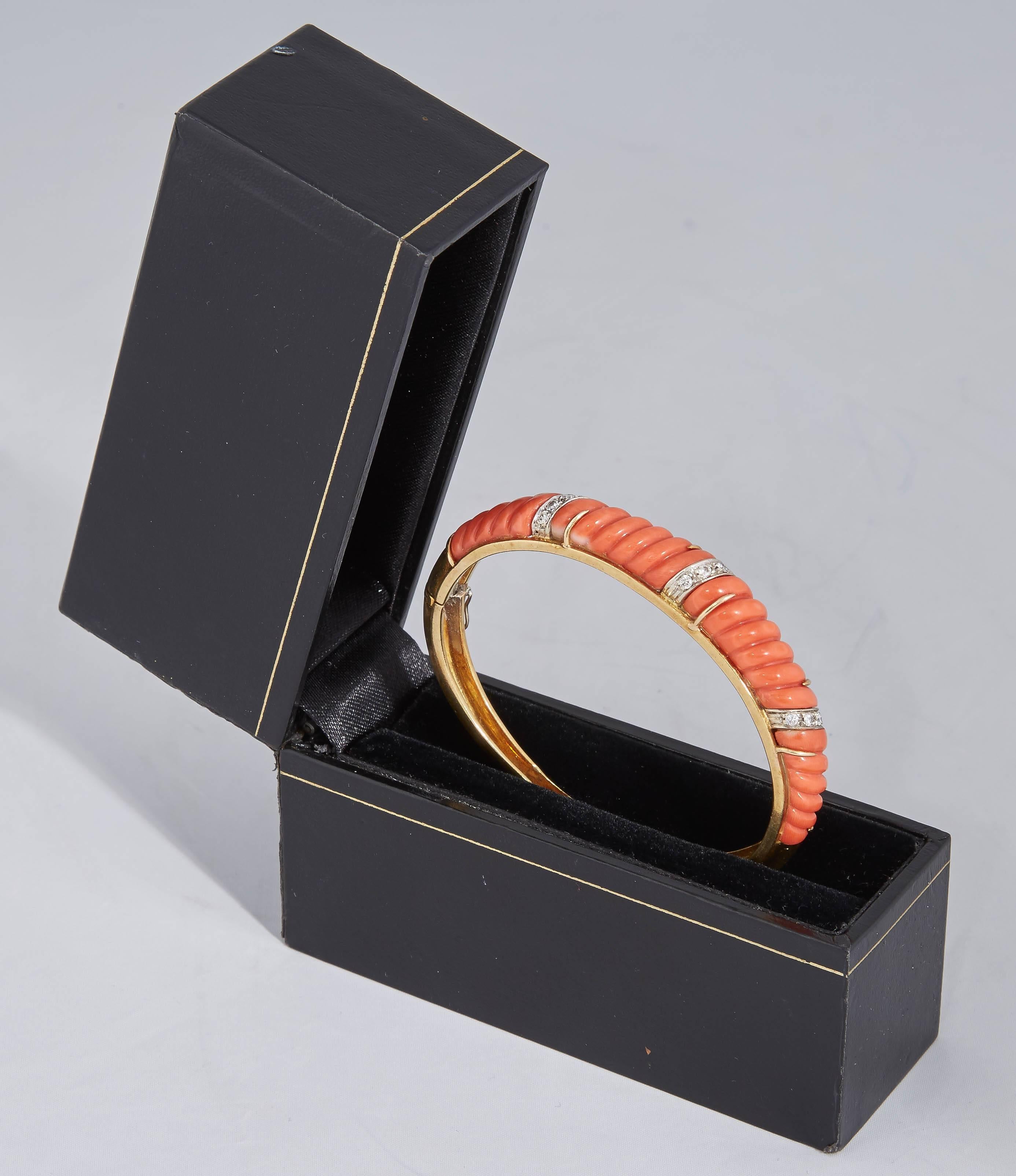 1960's Chic Fluted Coral Ridged Gold Bangle Bracelet With Diamonds 4