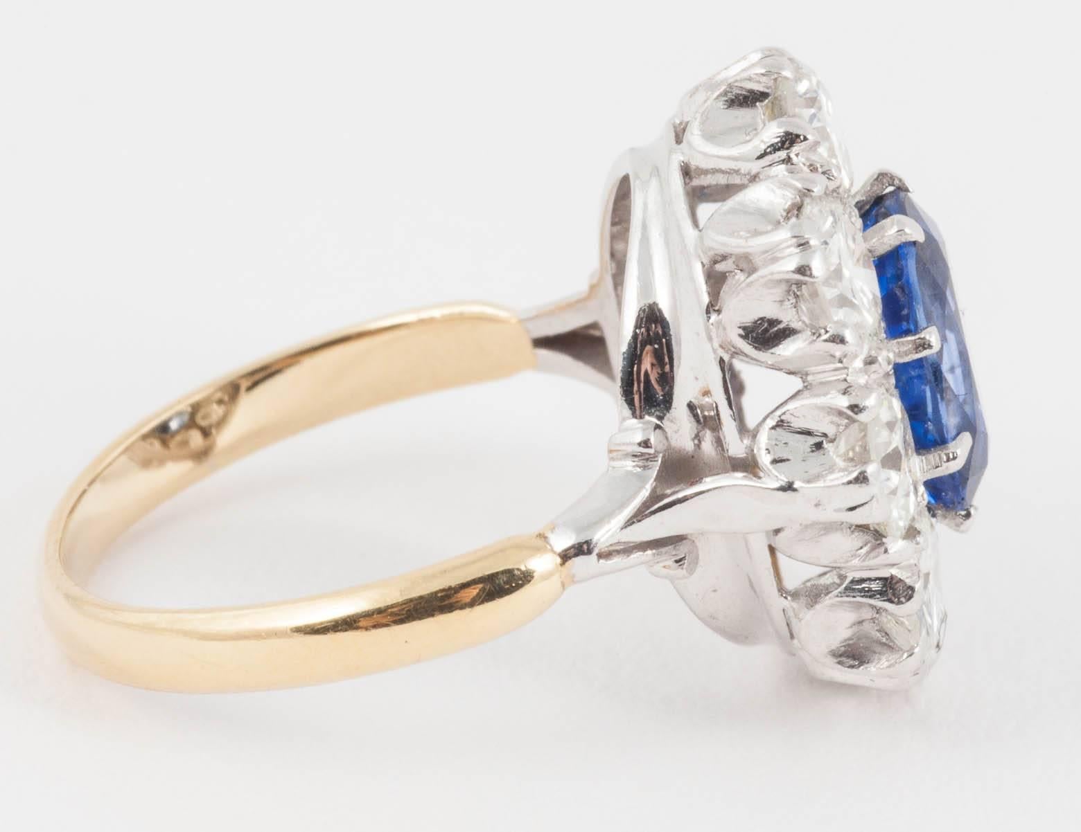 Modern Natural Ceylon Sapphire Diamond cluster ring For Sale
