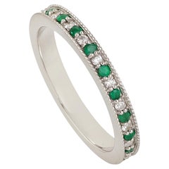 Anillo de oro blanco de 14 quilates con diamantes y esmeraldas engastados en canal