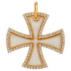 Pendentif en forme de croix en émaillée de diamants pavés en or jaune 14 carats