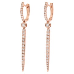 Boucles d'oreilles pendantes en or rose 14 carats avec diamants pavés.