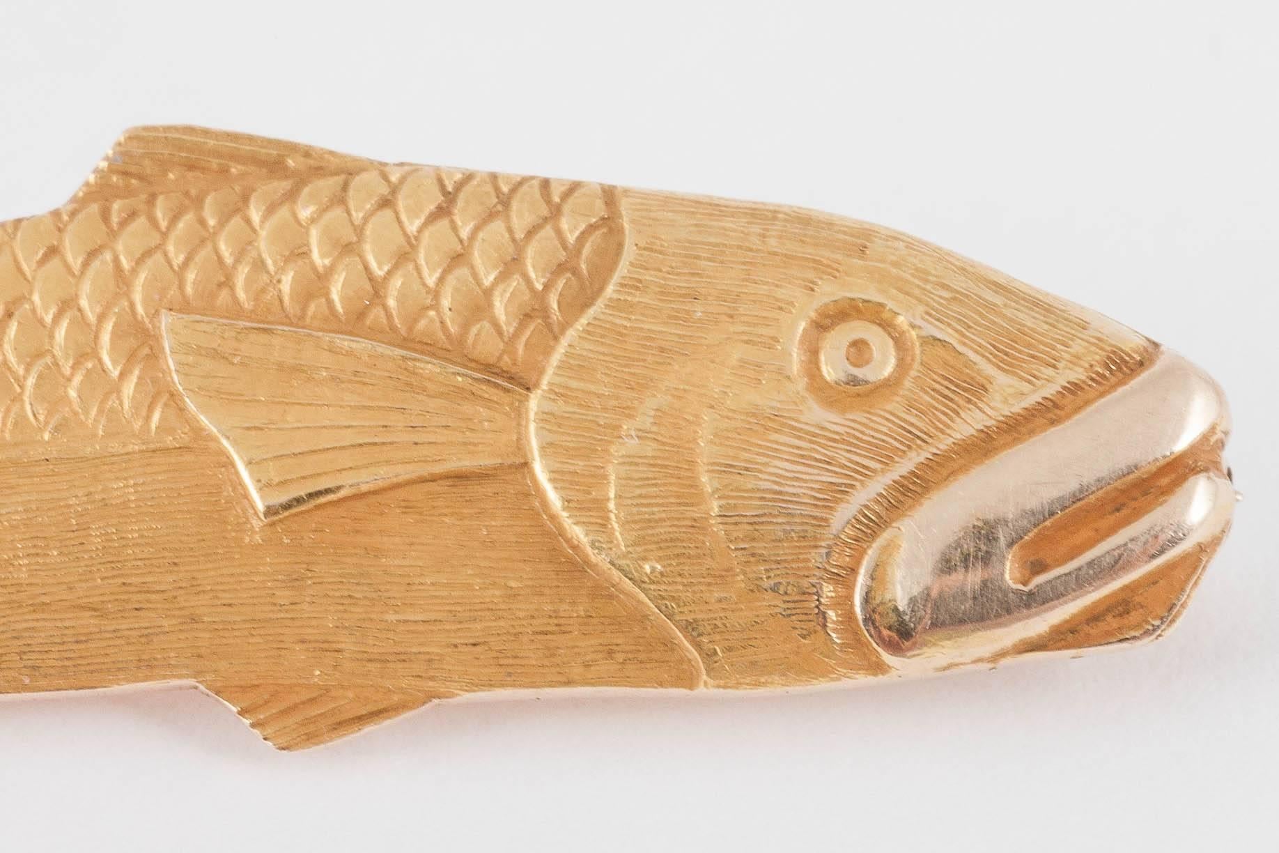 A finely chased 14 karat yellow gold antique brooch in the design of a cod fish. The fish scales are particularly well defined and it has an excellent patina. The brooch pin has a safety catch.  Stamped 14k, numbered 898 and signed B.B&B for Bailey,