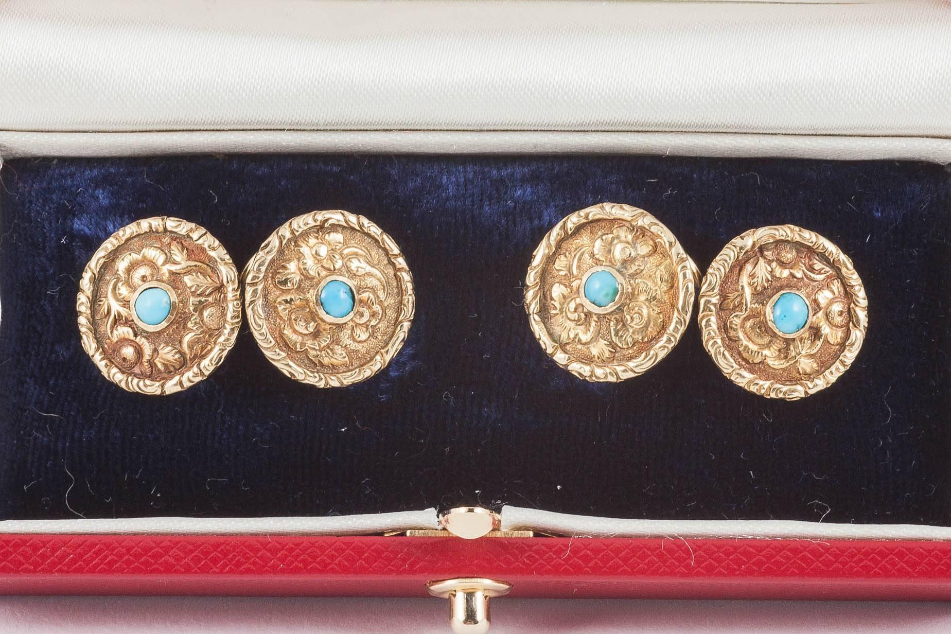 A finely carved pair of floral decorated double sided cufflinks in the pattern of roses with a turquoise centre. 18 carat yellow gold of two colours. Figure of eight connections.
Measures 14mm in width.
Antique piece (over 100 years old).
Early