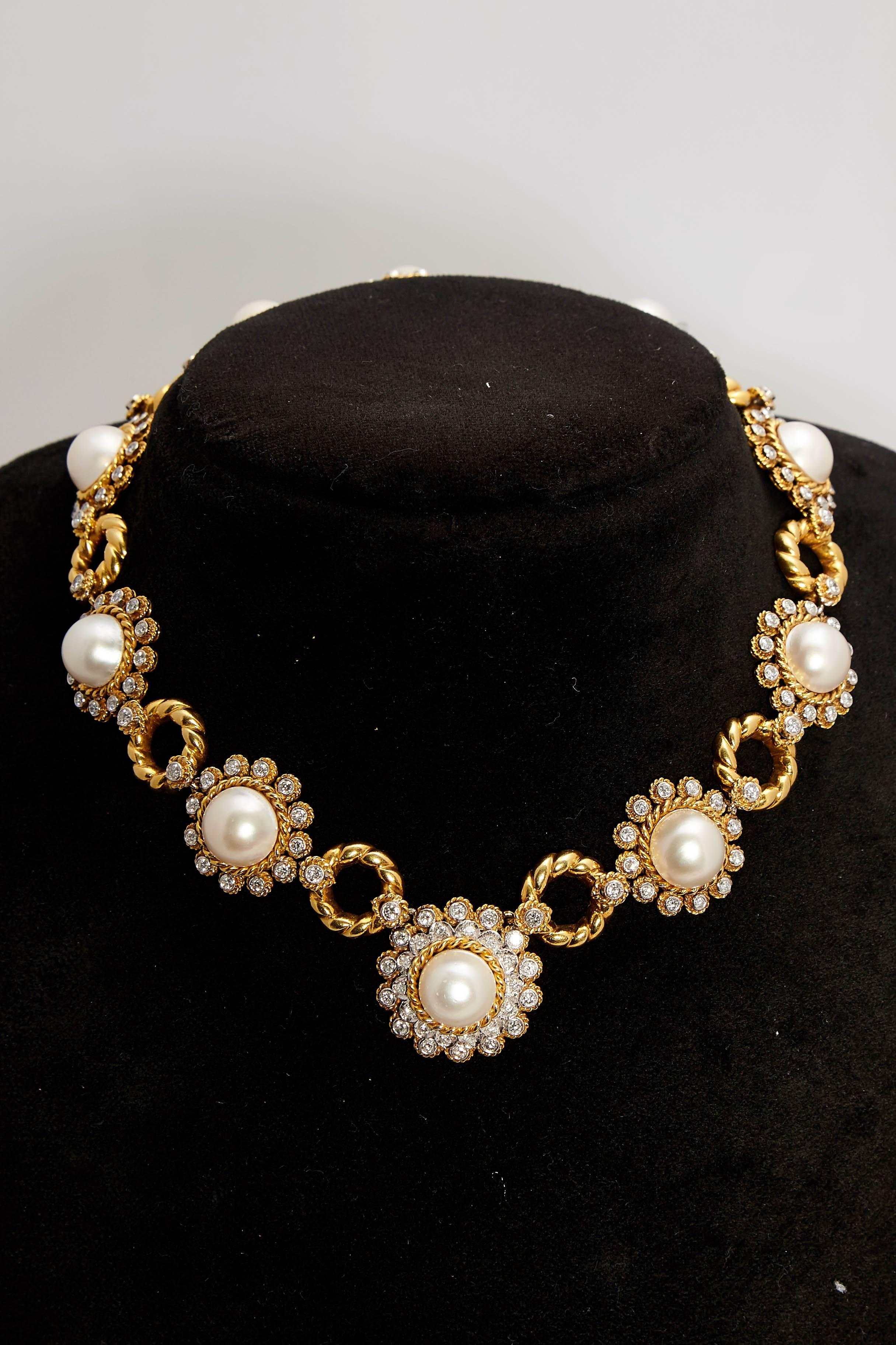 A demi parure of circular links, consisting of earclips and a necklace in yellow gold with diamonds (13 cts) and mabé pearls. Made in Italy, circa 1970.