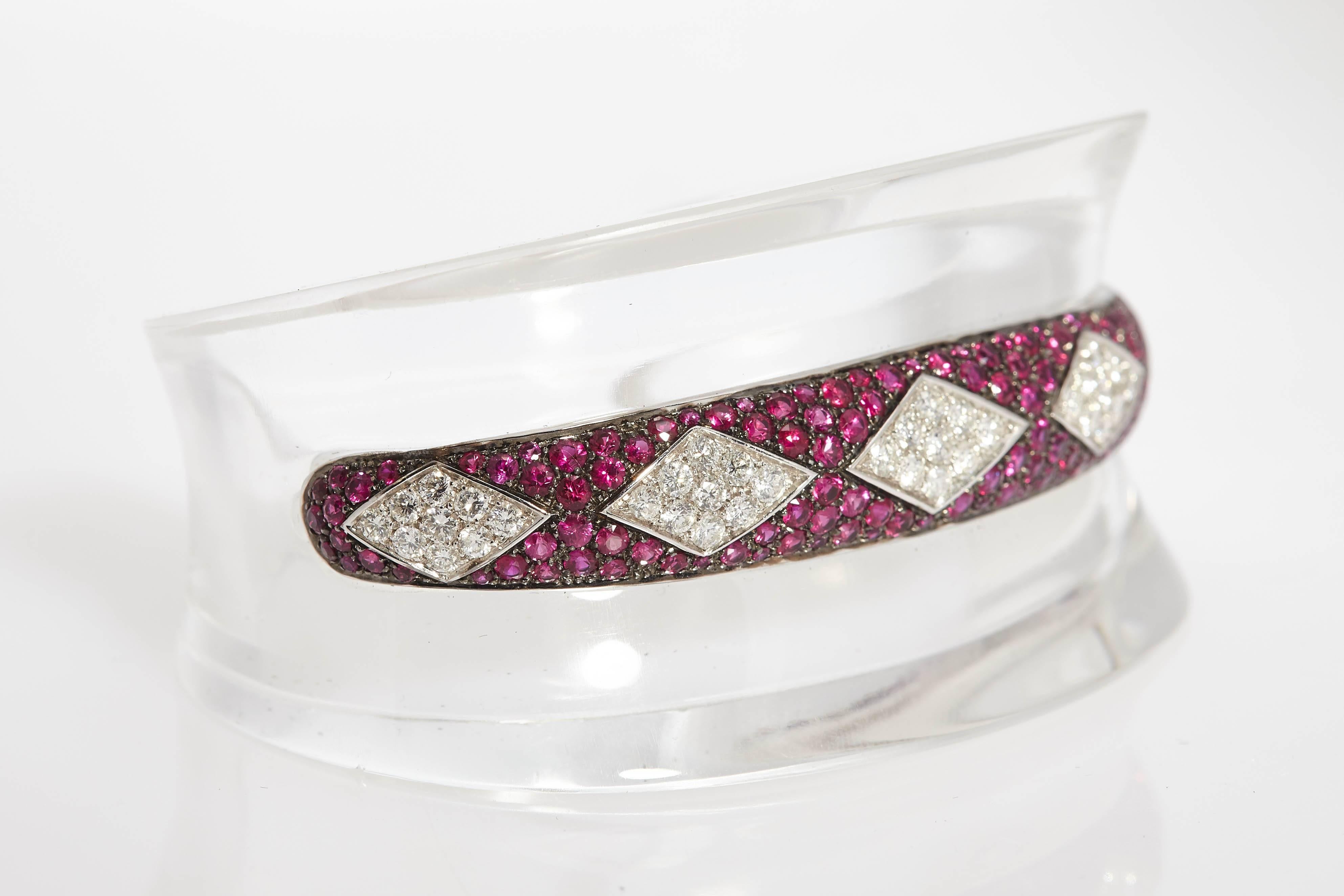 Ein ungewöhnliches Manschettenarmband aus Bergkristall mit Rubinen (8 ct) und Diamanten (2,60 ct). Ca. 1980er Jahre
