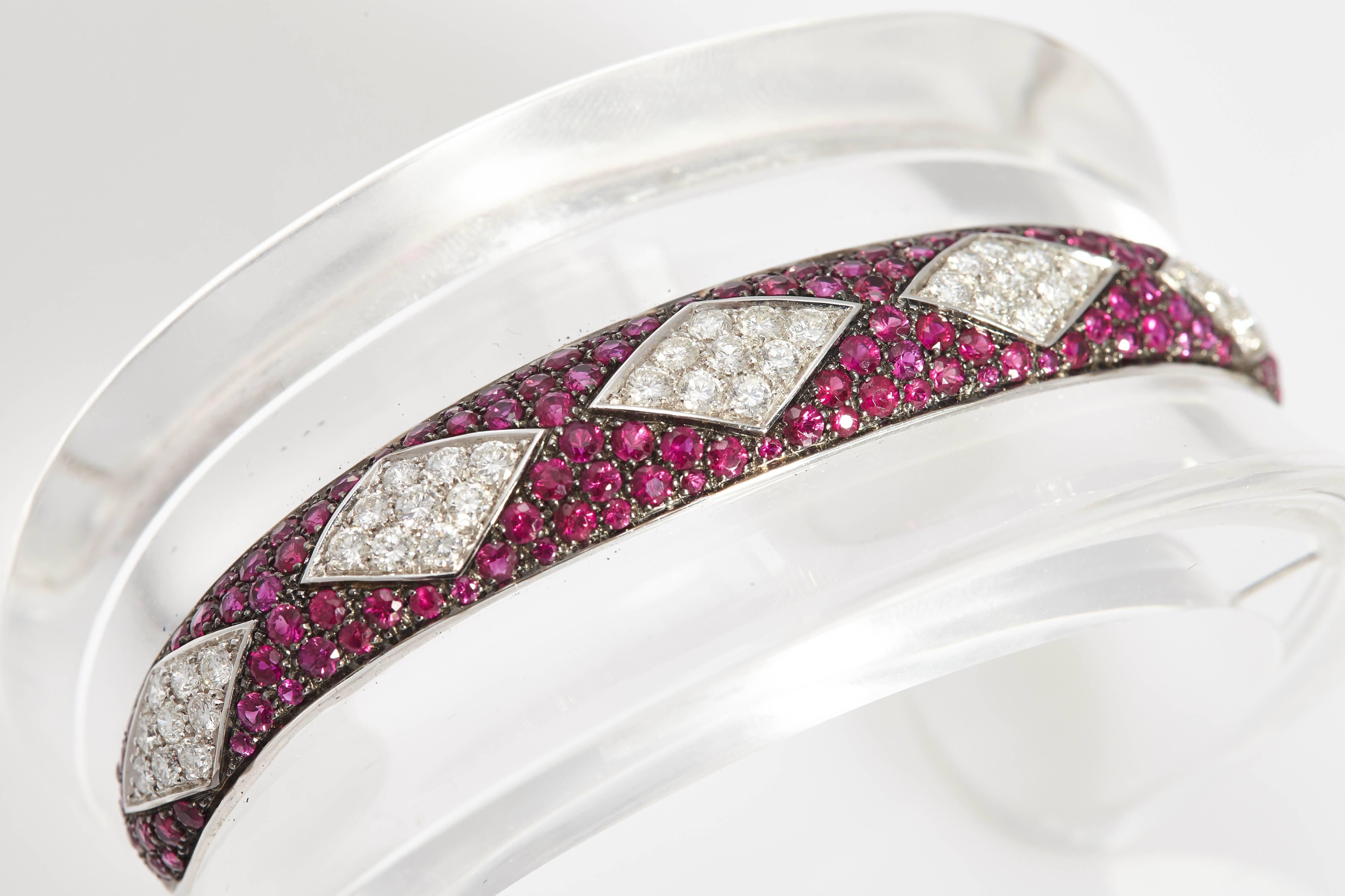 1980er Jahre Rubin-Diamant-Manschettenknopf-Armband aus Bergkristall  im Angebot 1