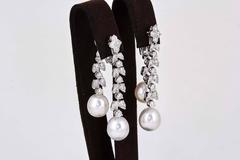 Favolosi orecchini pendenti in oro con perle e diamanti