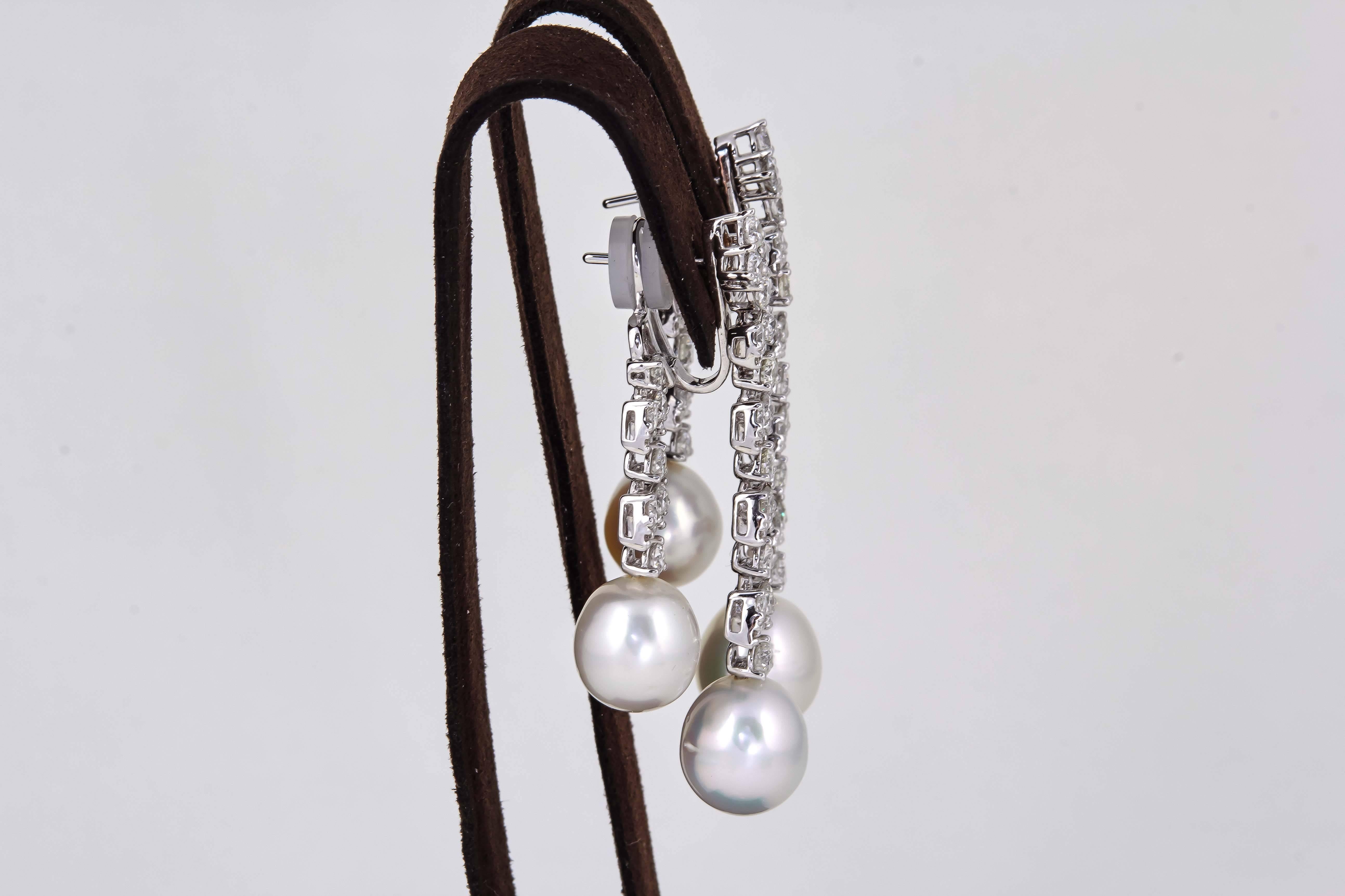 Taille ronde Boucles d'oreilles pendantes en or avec fabuleuses perles et diamants en vente