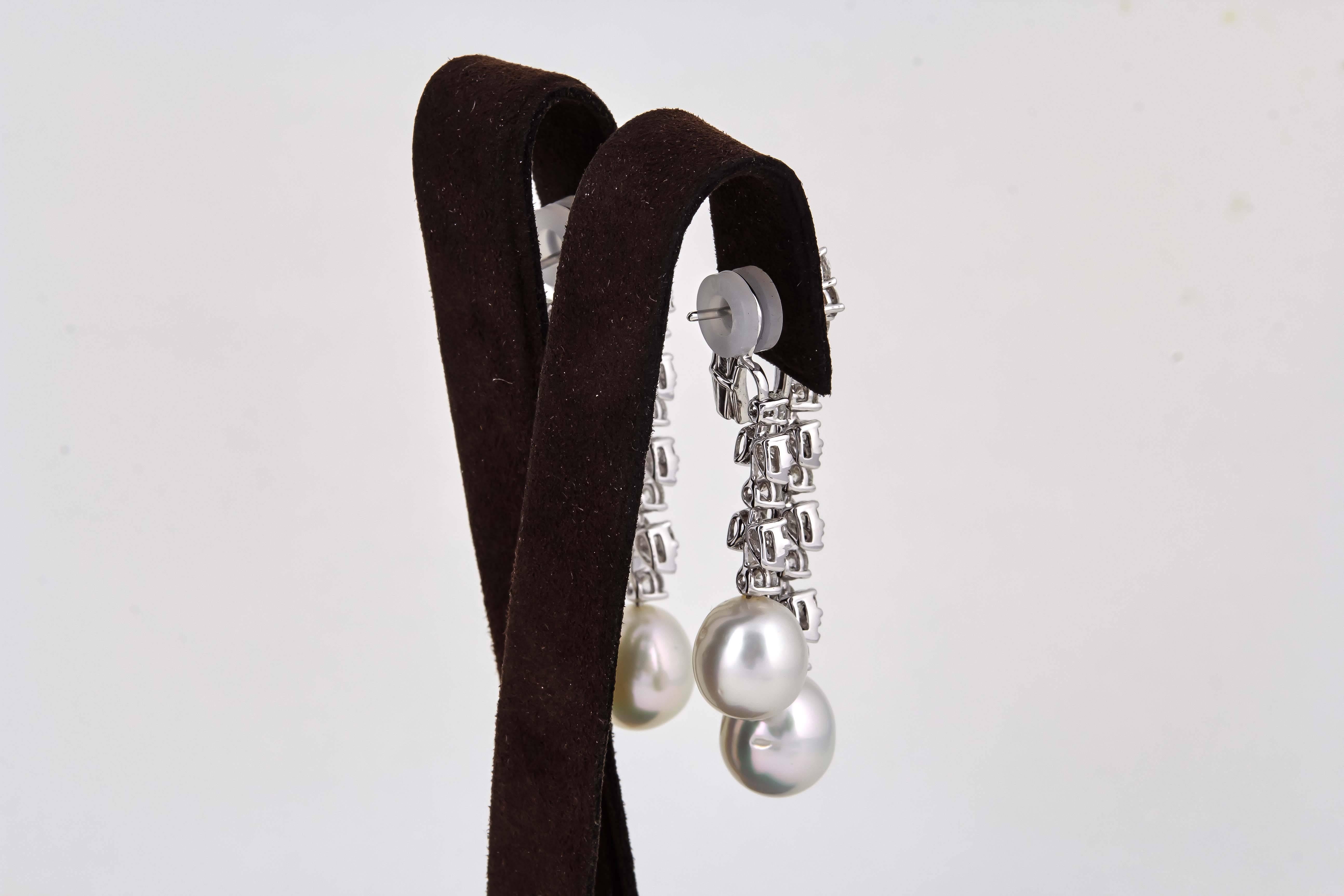 Boucles d'oreilles pendantes en or avec fabuleuses perles et diamants Neuf - En vente à New York, NY