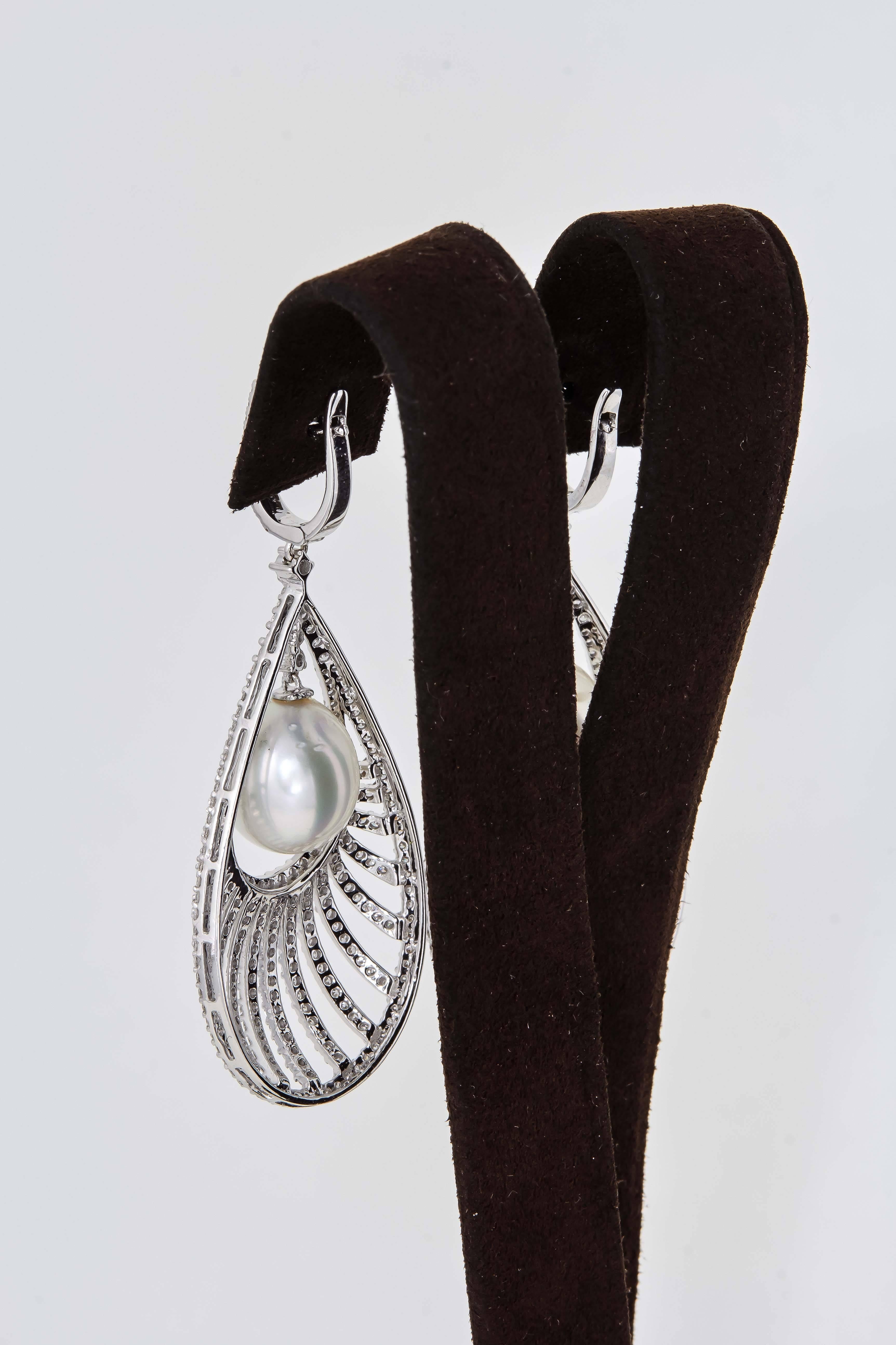 Diamond Scene Pearl Diamond Gold Fashion Earrings In New Condition For Sale In New York, NY