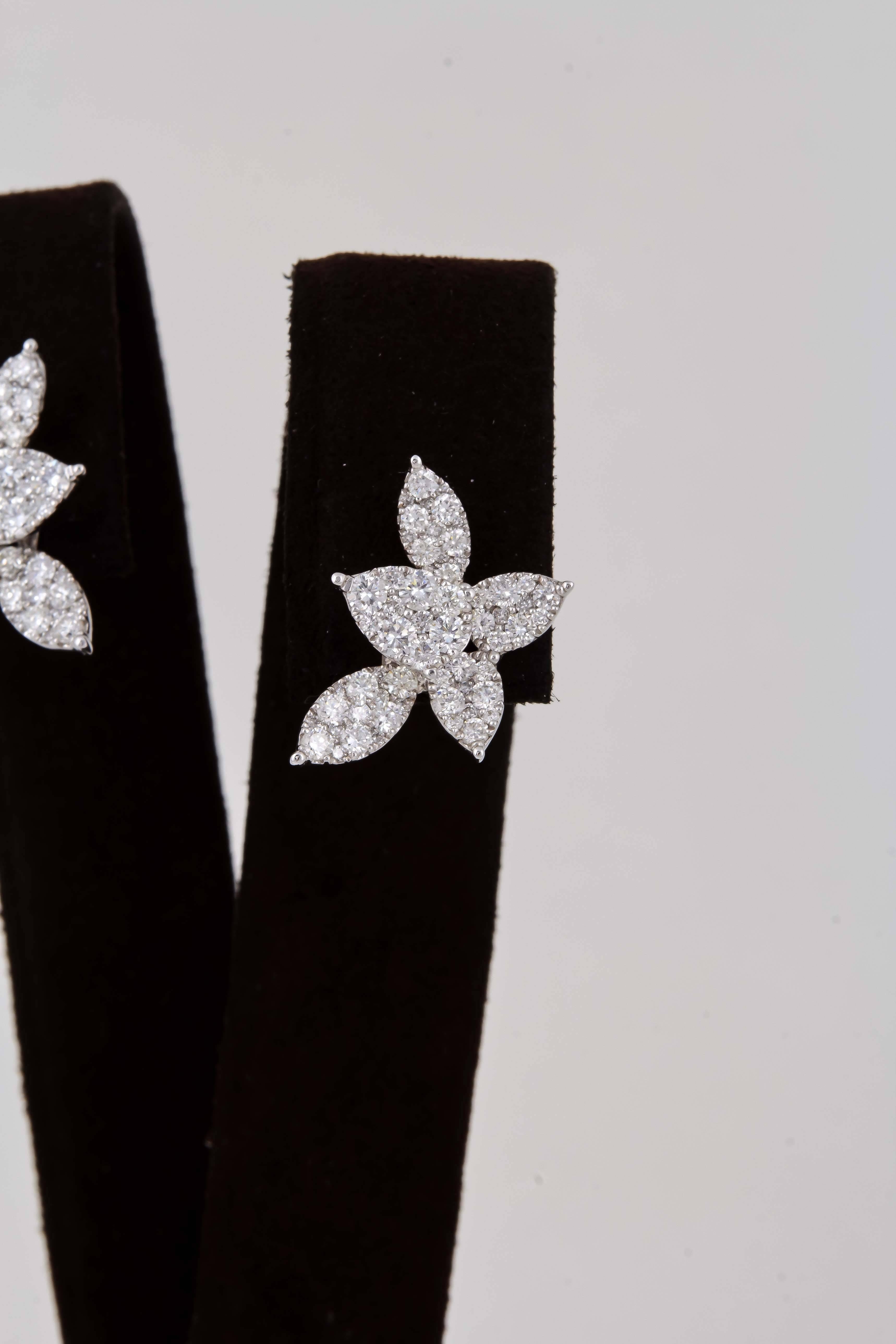 Classic Diamond Gold Cluster Earrings In New Condition In New York, NY