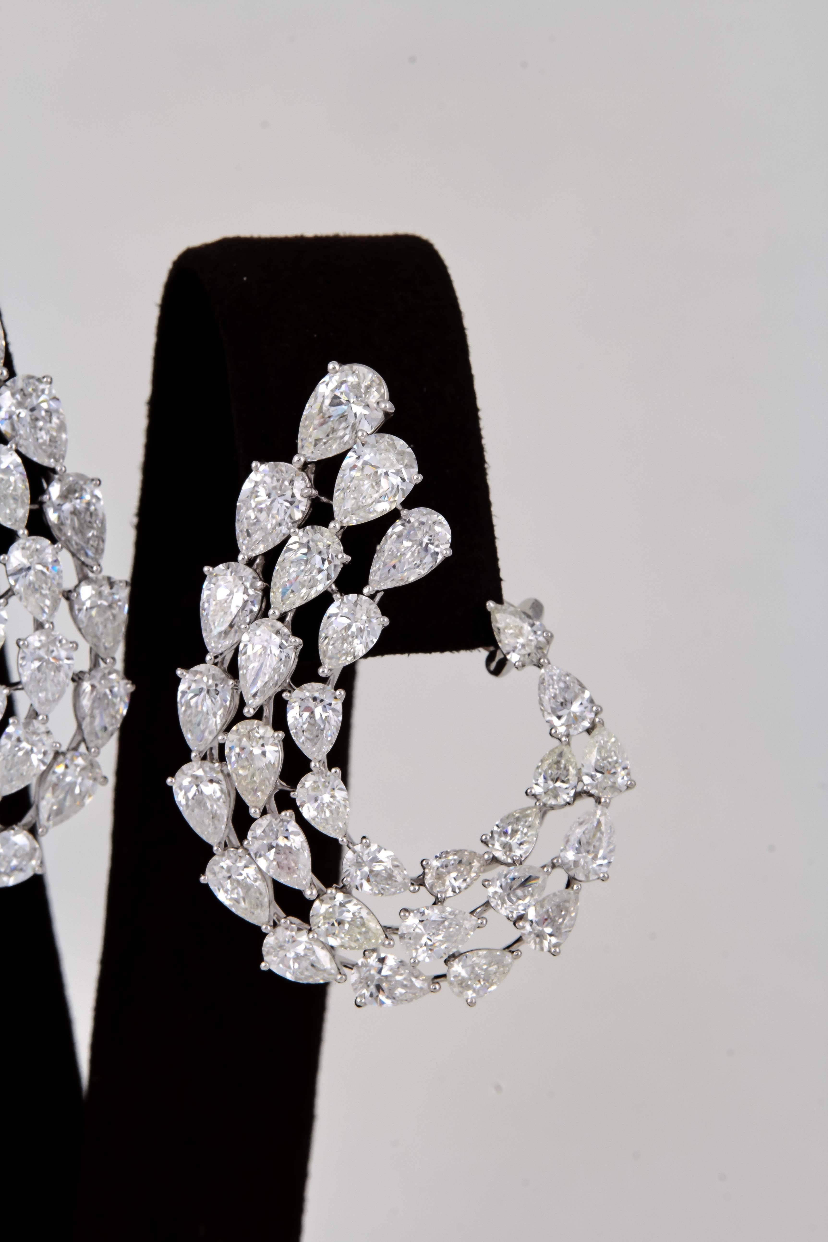 Diamond Scene Boucles d'oreilles tourbillon en or avec diamants en forme de poire Neuf - En vente à New York, NY