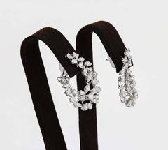 Diamond Scene Orecchini a cerchio a spirale in oro con 3,91 carati di diamanti