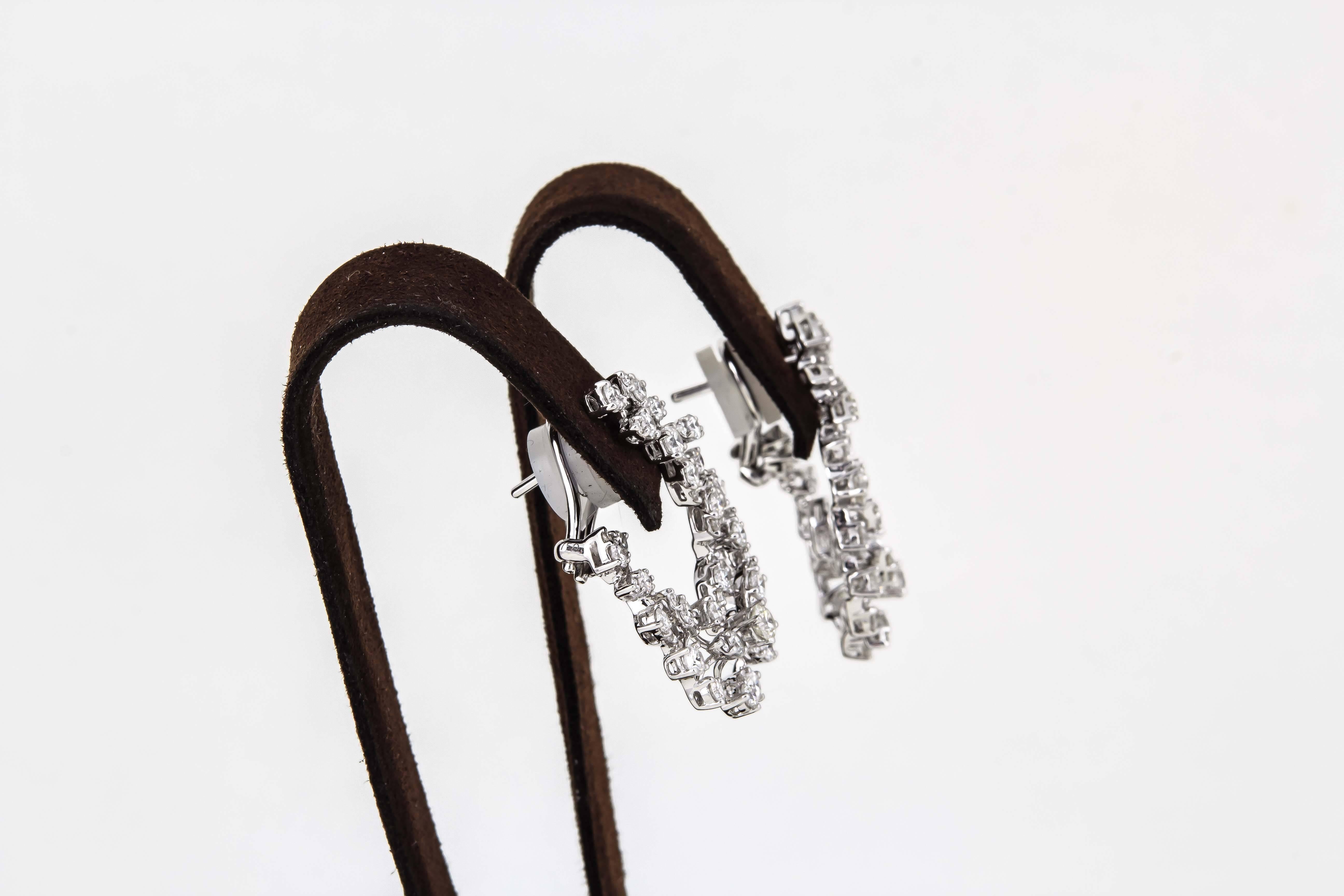 Diamond Scene 3.91 Carat Diamonds Gold Swirl Hoop Earrings In New Condition For Sale In New York, NY