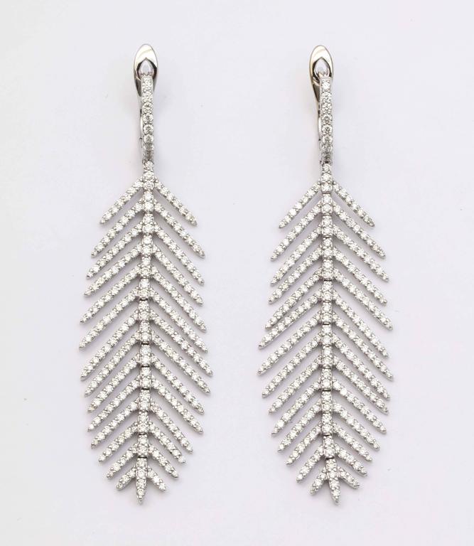 Diamond Gold Feather Earrings In Excellent Condition For Sale In New York, NY