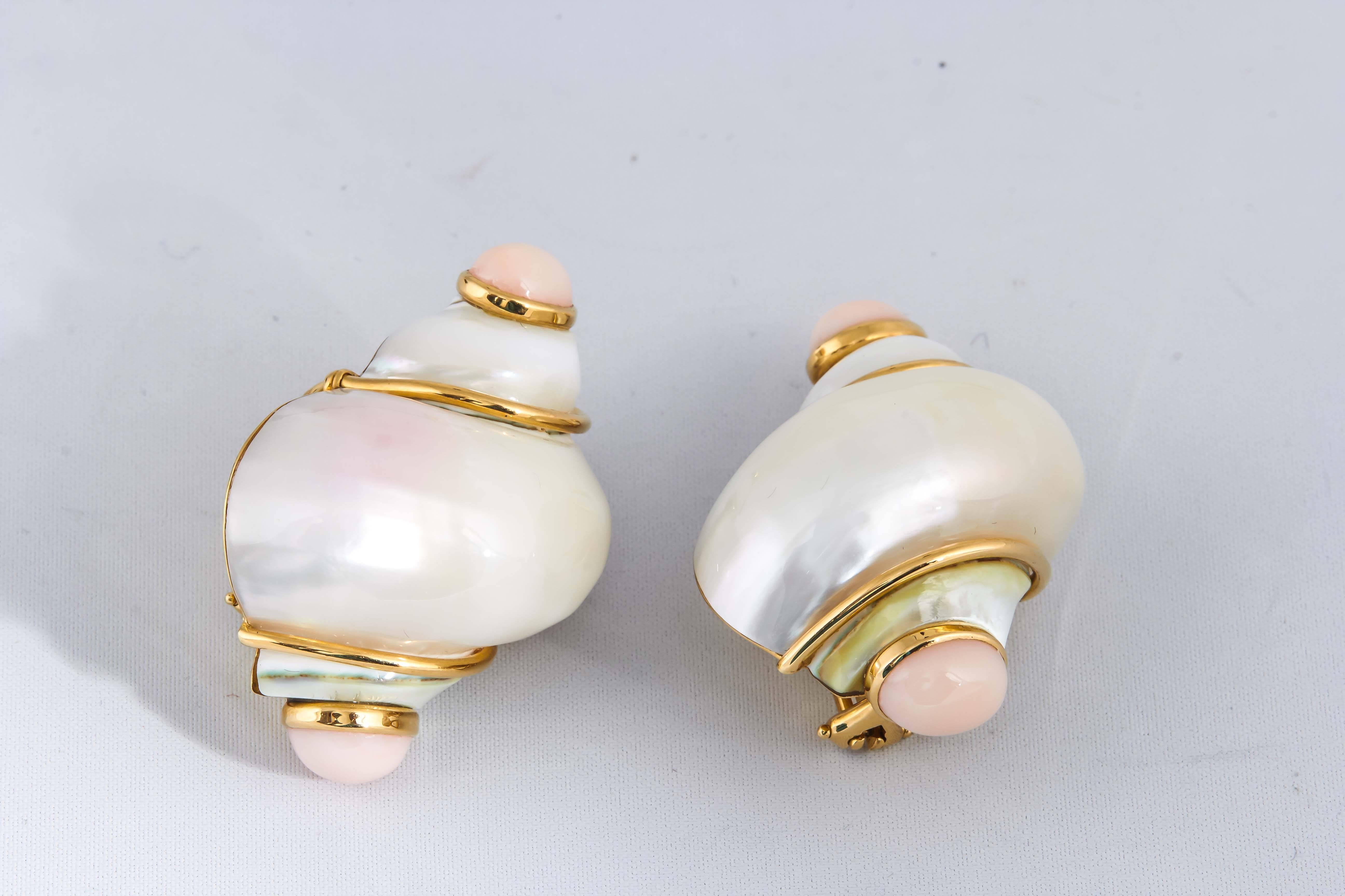 1980s Seaman Schepps Pink Mother-of-Pearl Angel Skin Coral Gold Earclips In Excellent Condition In New York, NY
