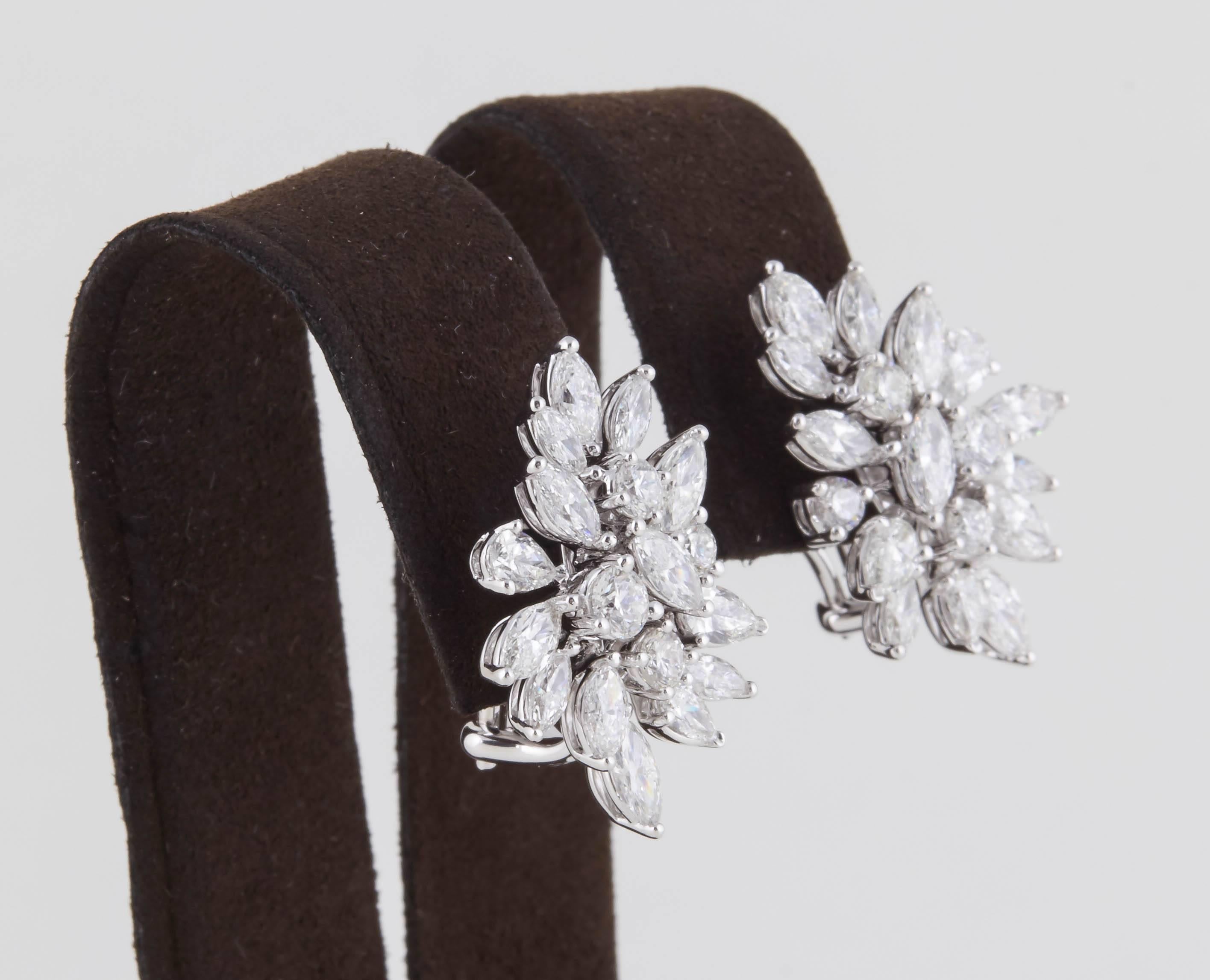 Boucles d'oreilles grappe classiques de diamants Neuf - En vente à New York, NY