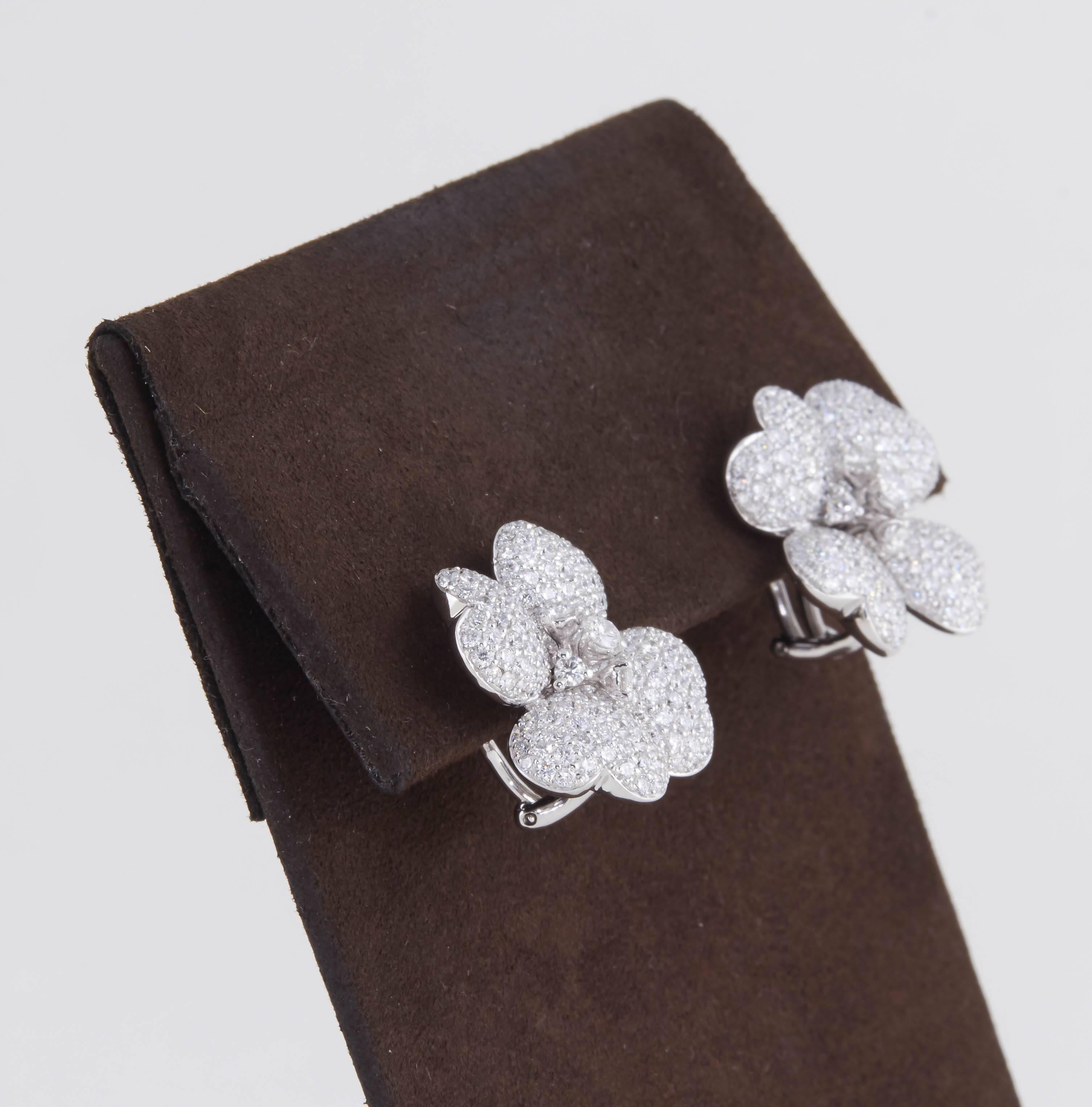 Diamond White Gold Flower Earrings In New Condition In New York, NY