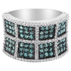 Anillo de cóctel de oro blanco de 14 quilates con 1 1/2 qt de diamantes blancos y azules tratados