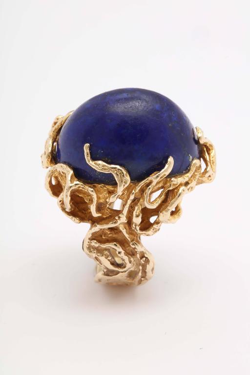 Oversize Oval Lapis Yellow Gold Ring in Naturalistic Branch Setting In Excellent Condition For Sale In New York, NY