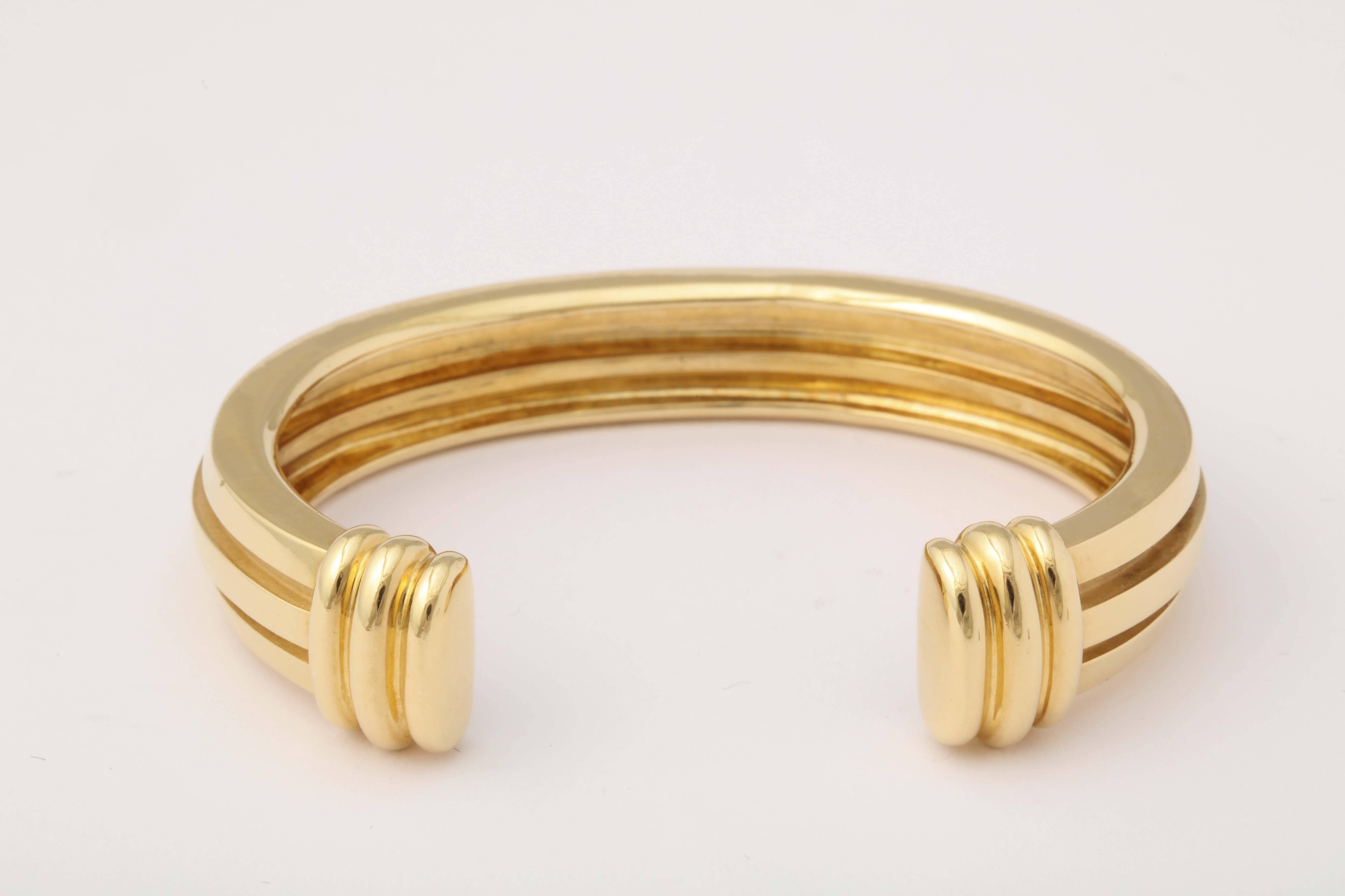 1980s Tiffany & Co. Rigged Reversible Wear Atlas Gold Bangle Bracelet In Excellent Condition In New York, NY
