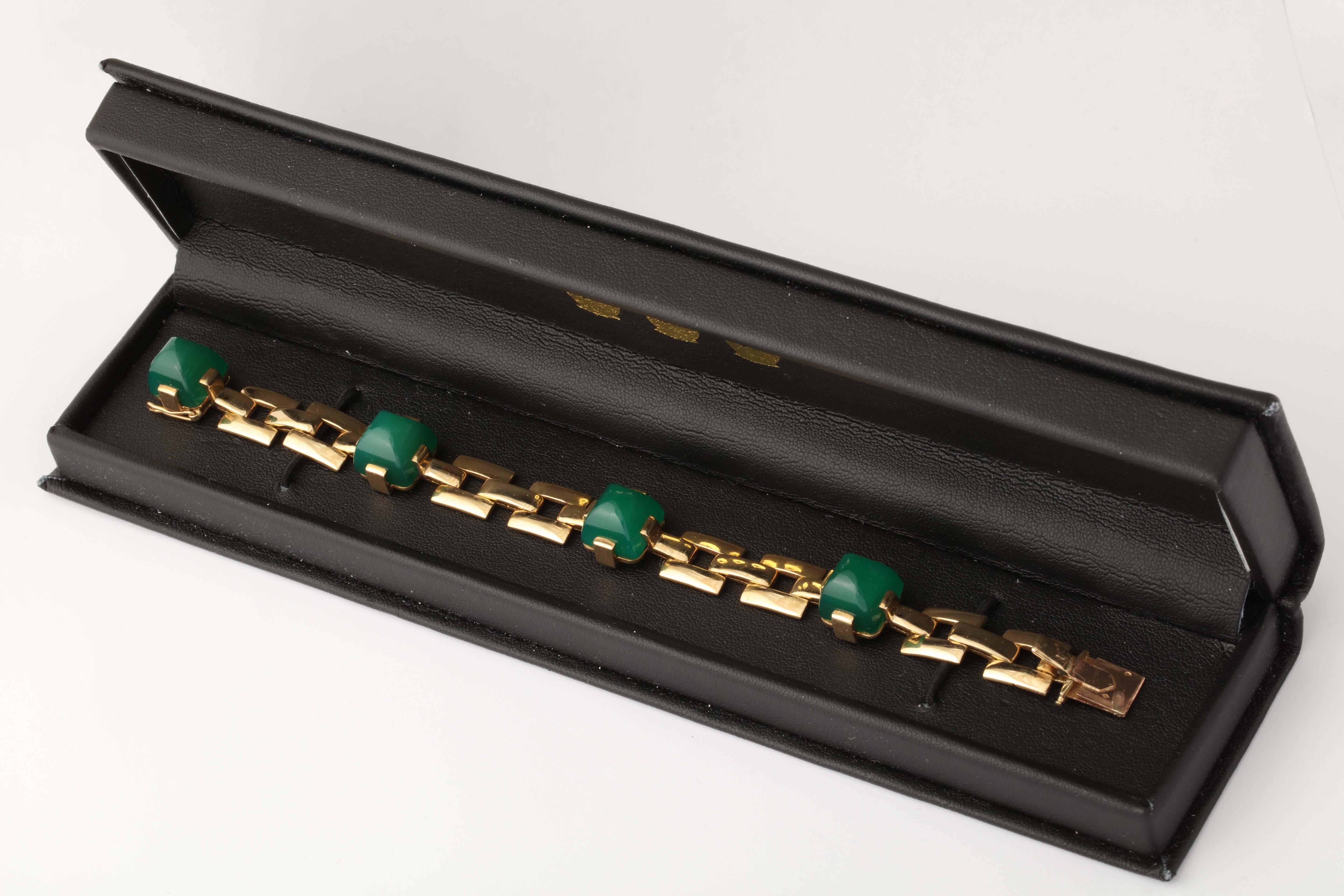 1930s French Sugar Loaf Cut Green Onyx Flexible Open Link Gold Bracelet In Excellent Condition In New York, NY