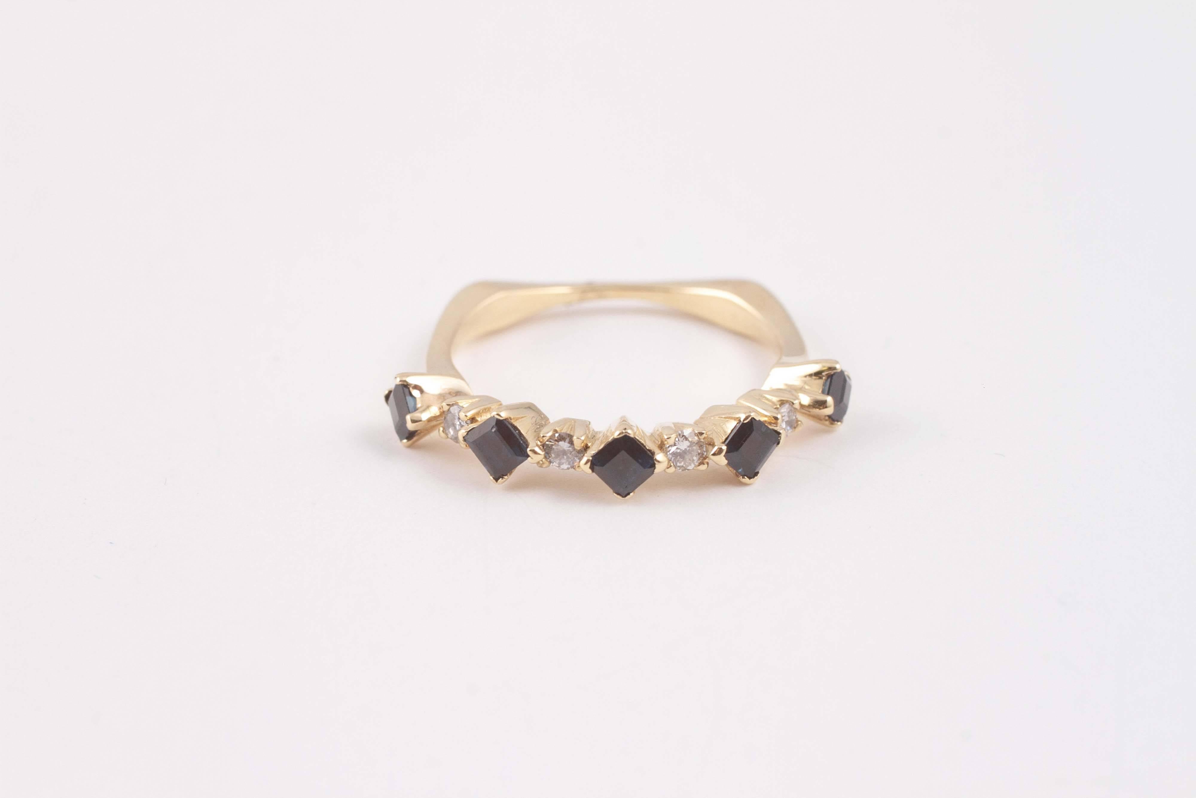 Blue sapphire diamond gold ring In Excellent Condition In Dallas, TX